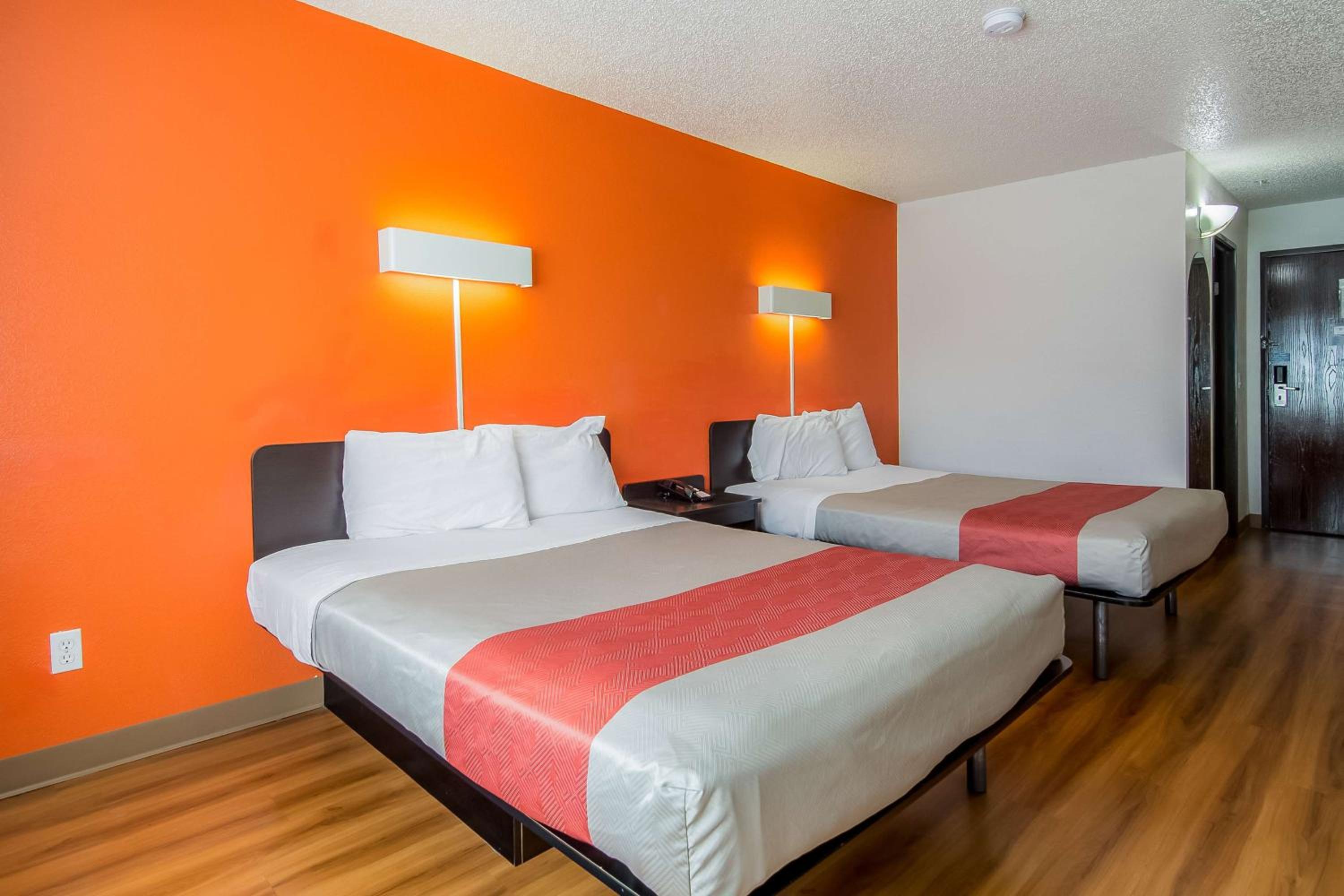 Queen Room with Two Queen Beds - Non-Smoking photo 2