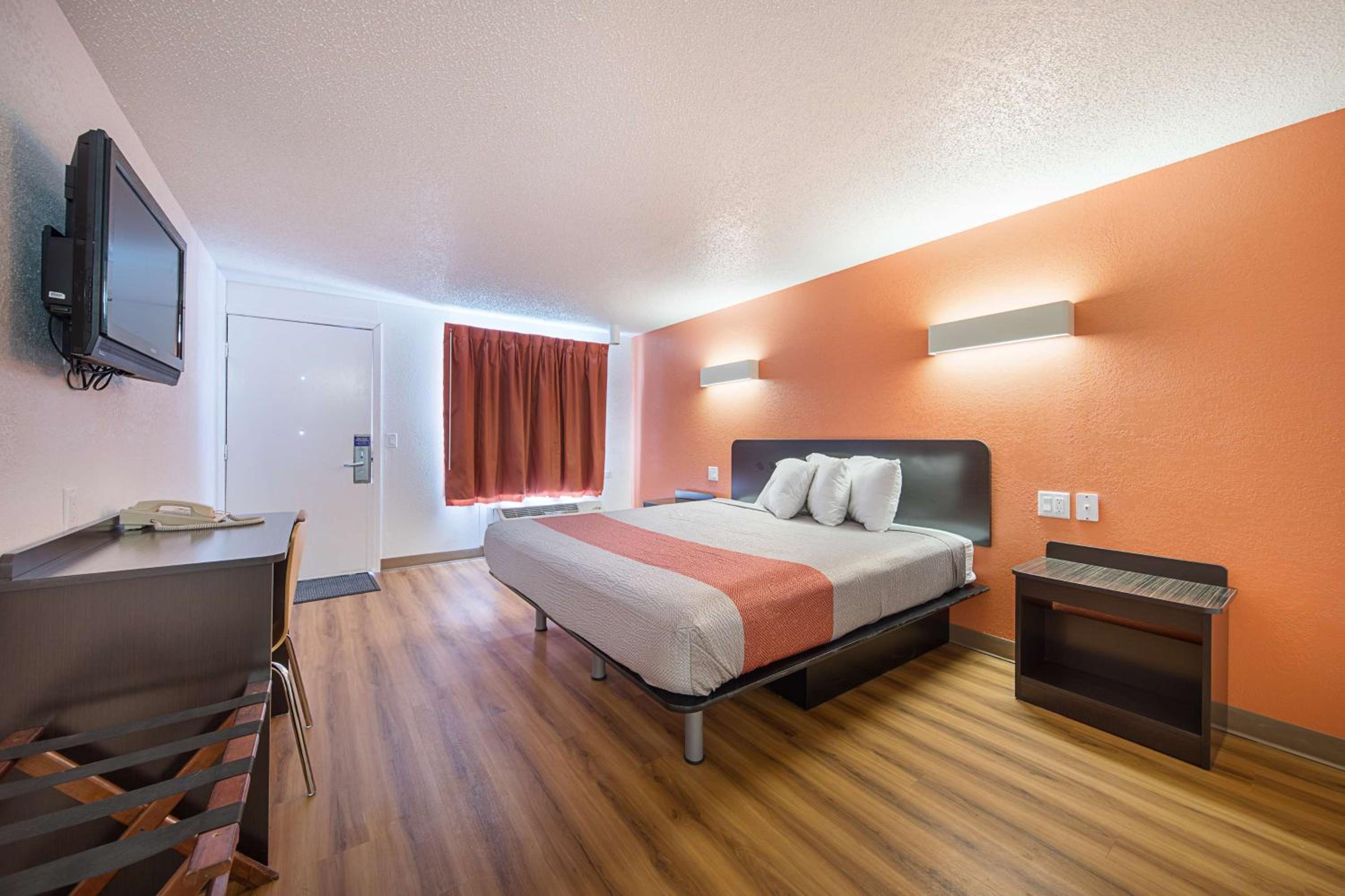King Room with Roll-in Shower - Disability Access - Non-Smoking photo 3