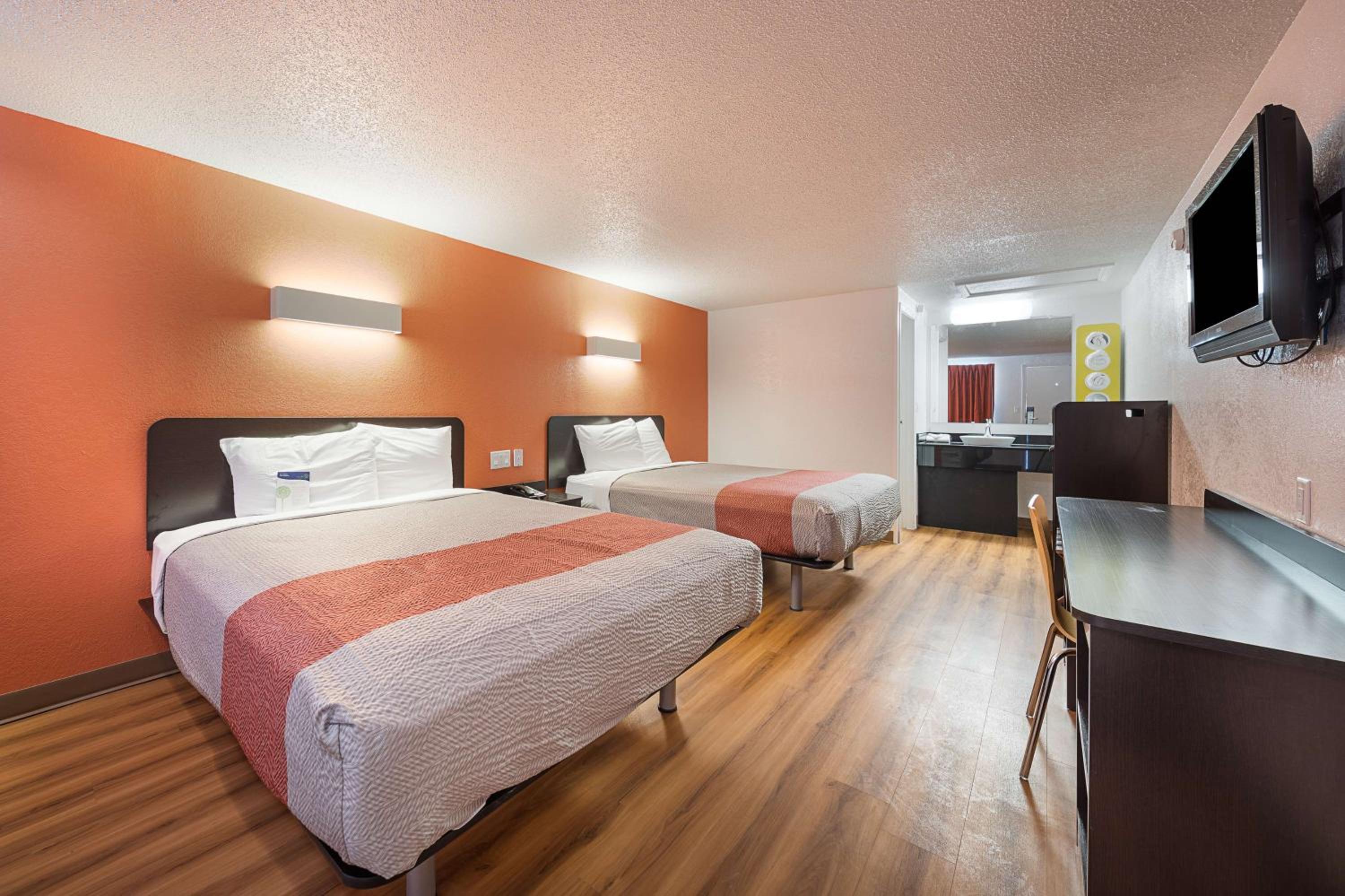 Queen Room with Two Queen Beds - Smoking photo 1