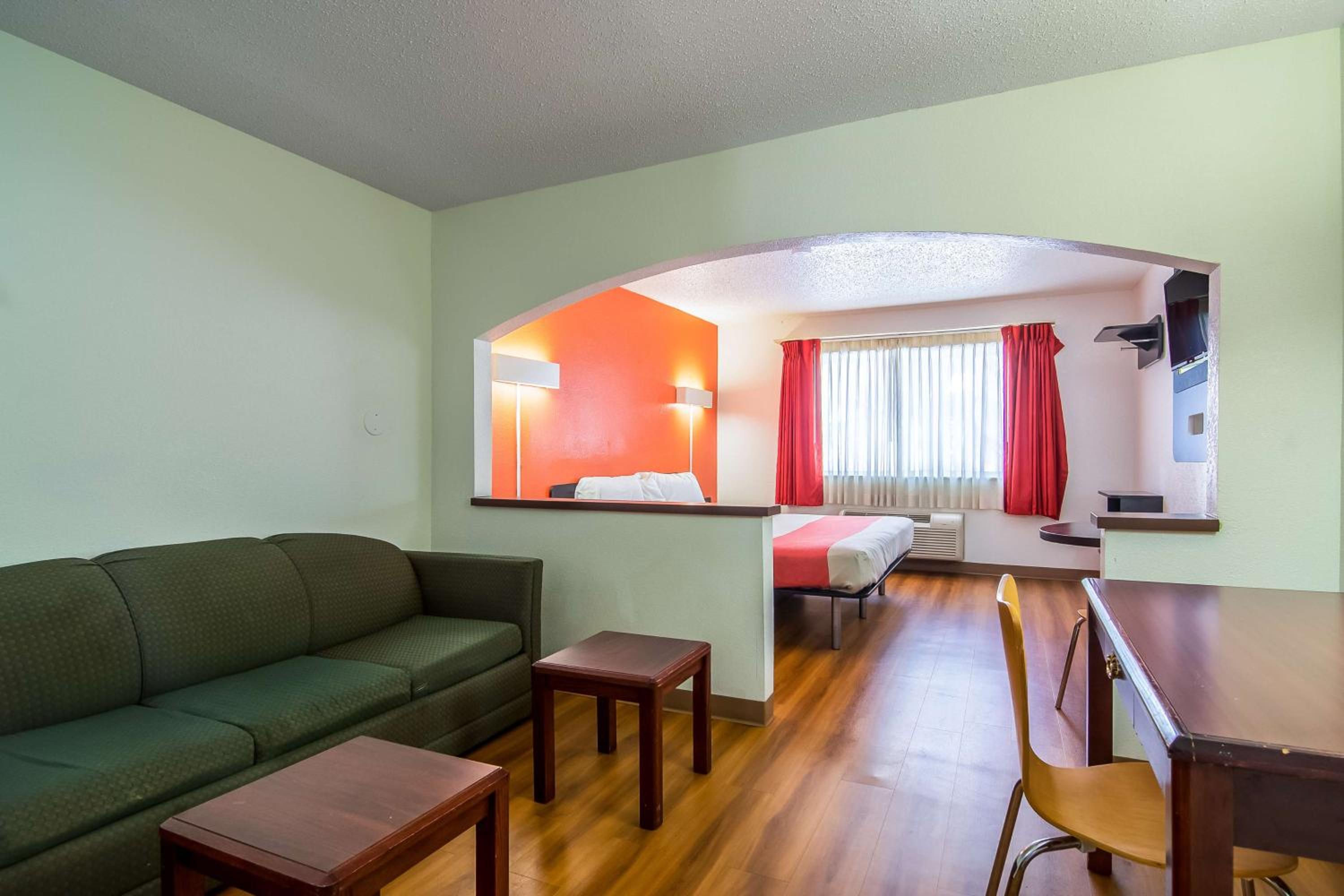 Queen Room with Two Queen Beds - Non-Smoking photo 1