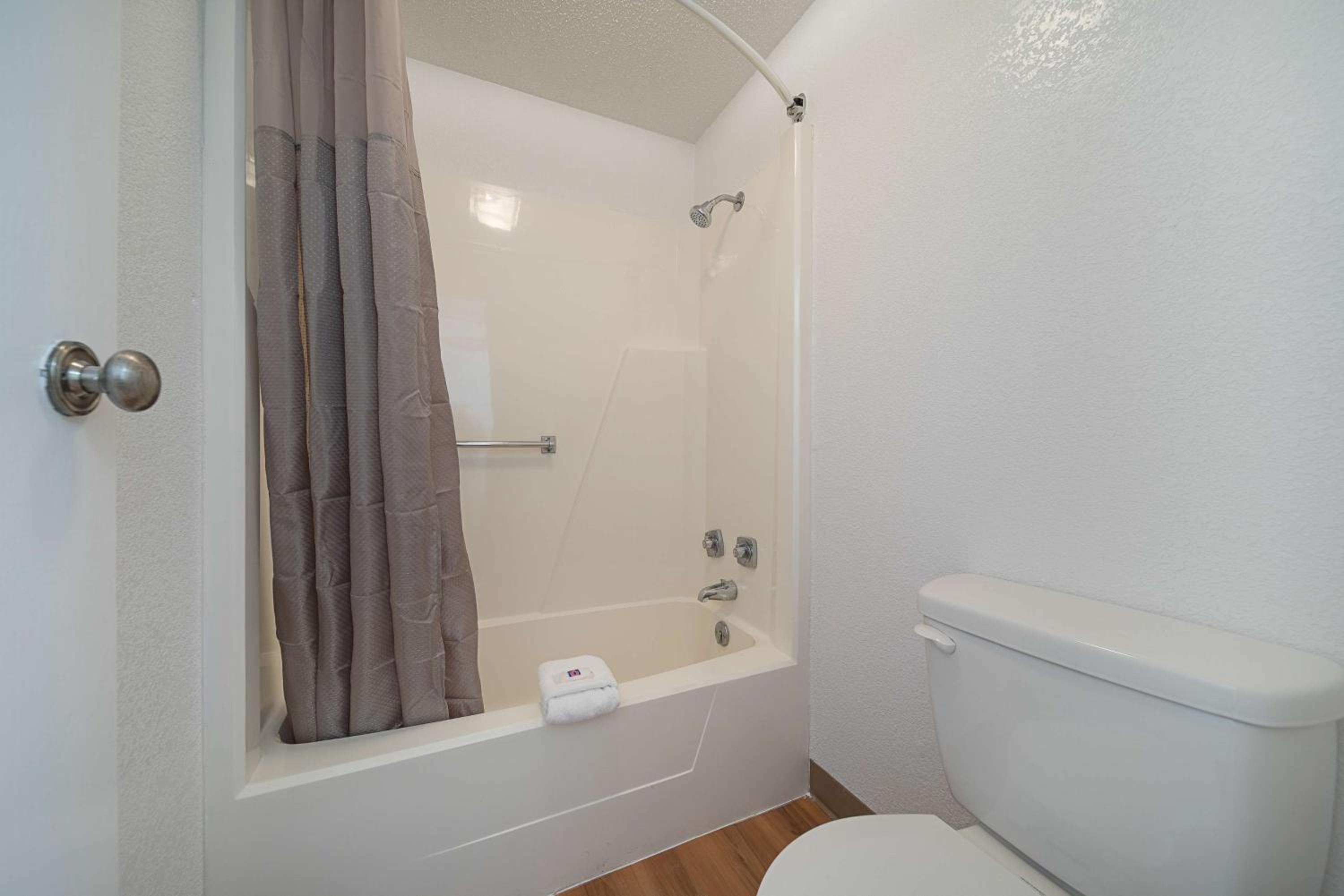 King Room - Non-Smoking photo 3