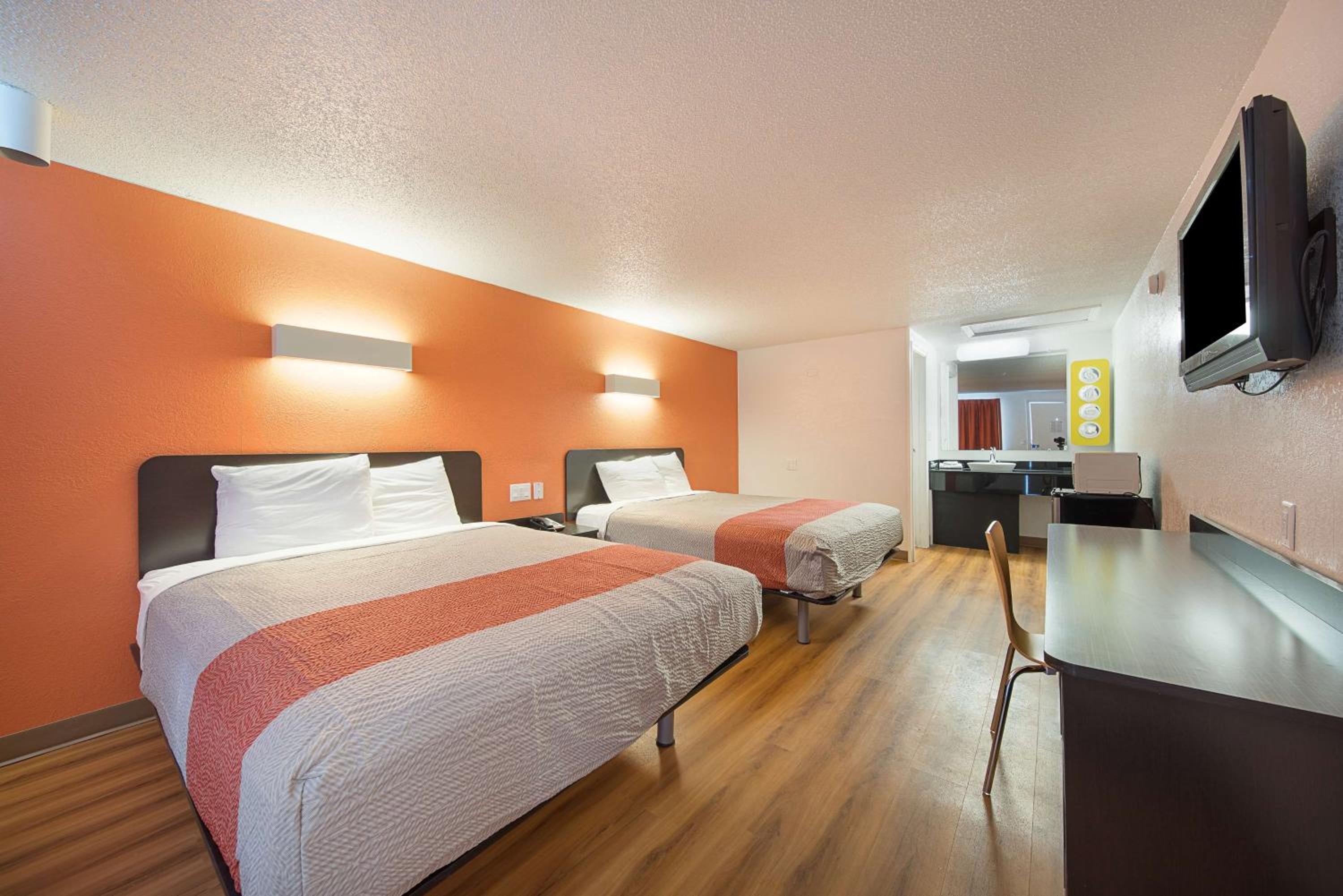 Deluxe Queen Room with Two Queen Beds - Smoking photo 3