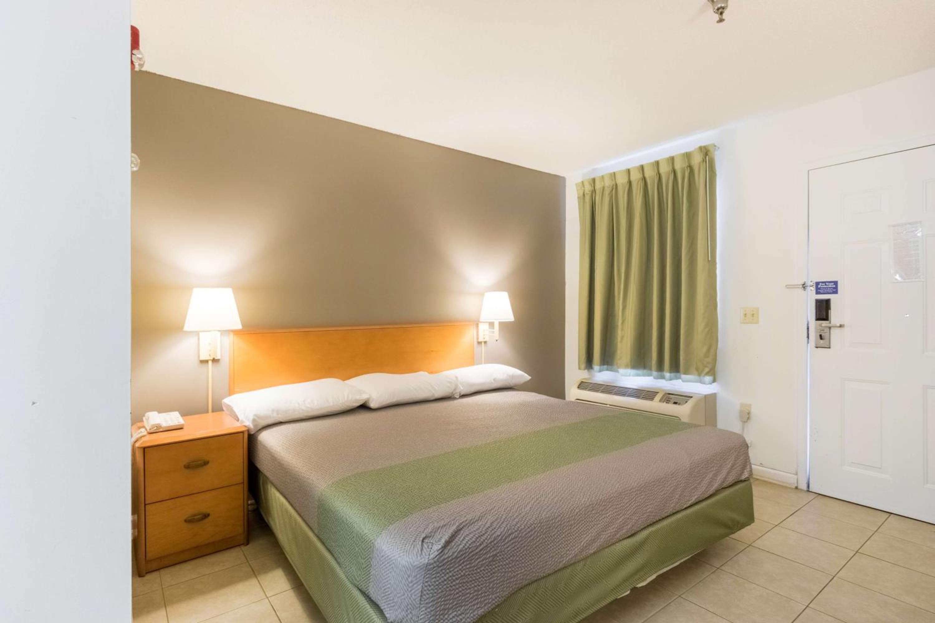King Room - Non-Smoking photo 1