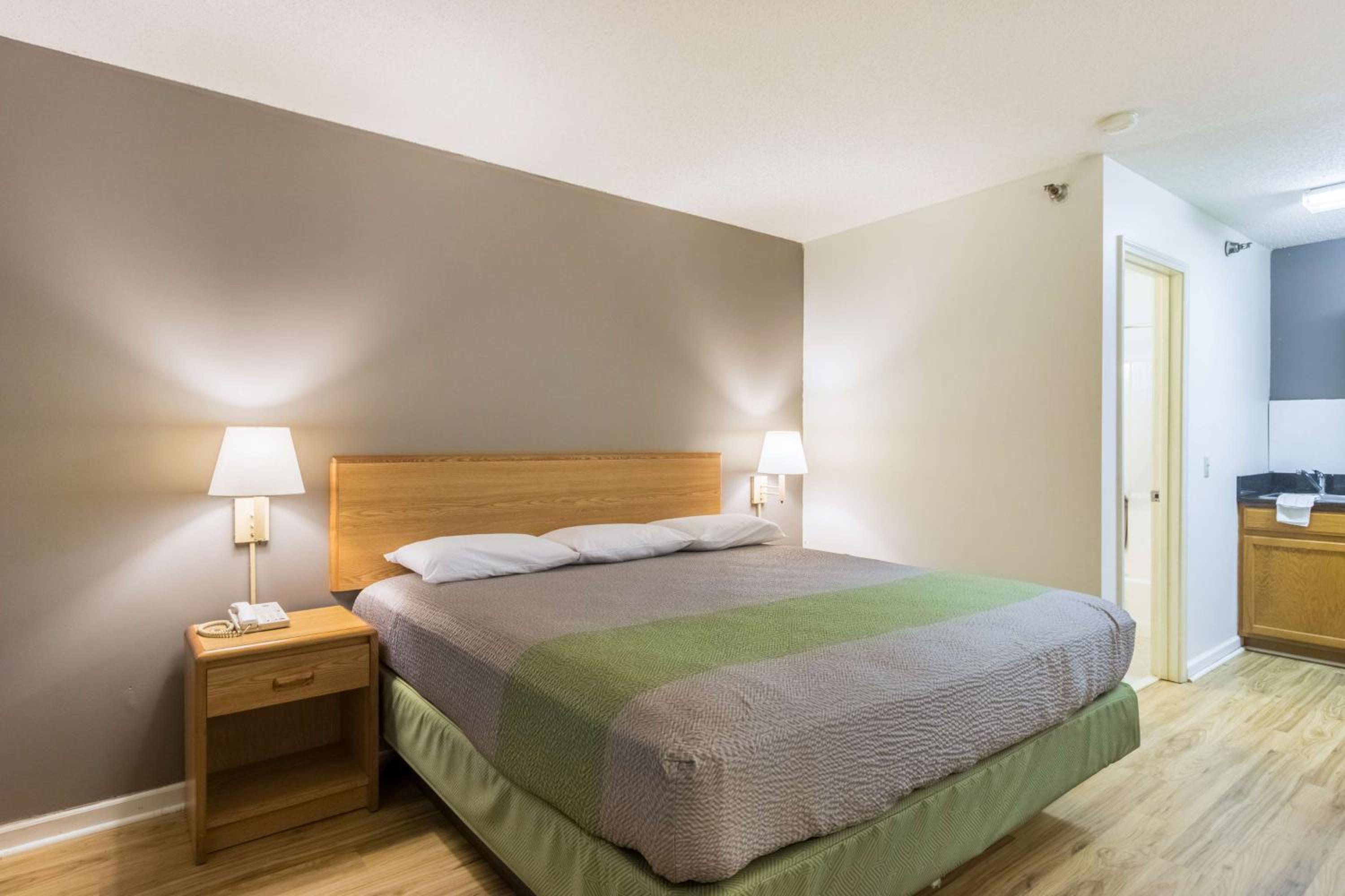 King Room - Non-Smoking photo 2