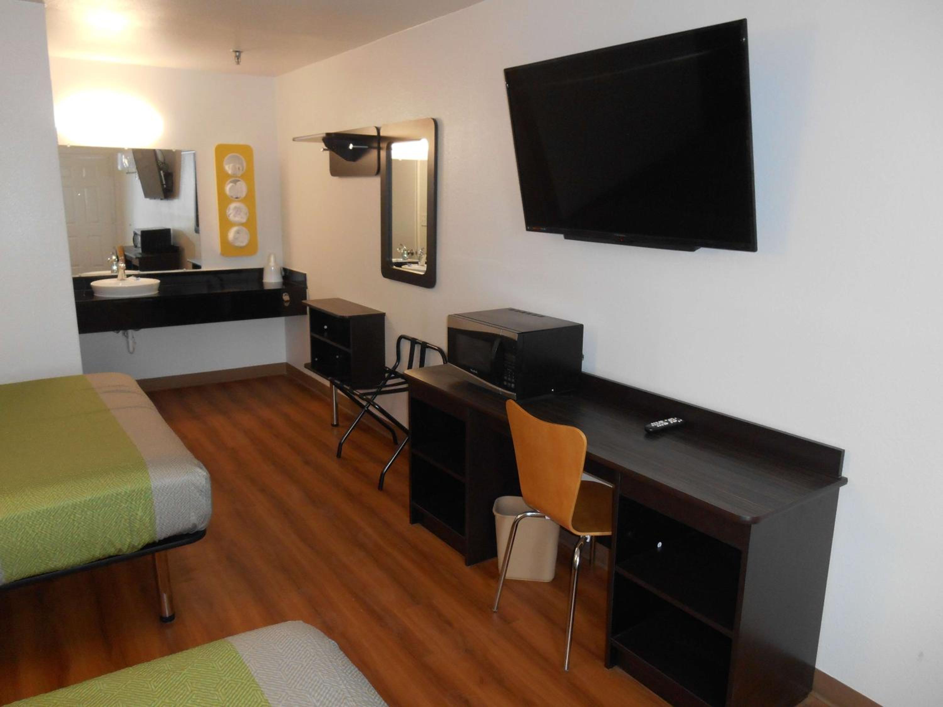 Queen Room with Two Queen Beds - Non-Smoking - Photo 2