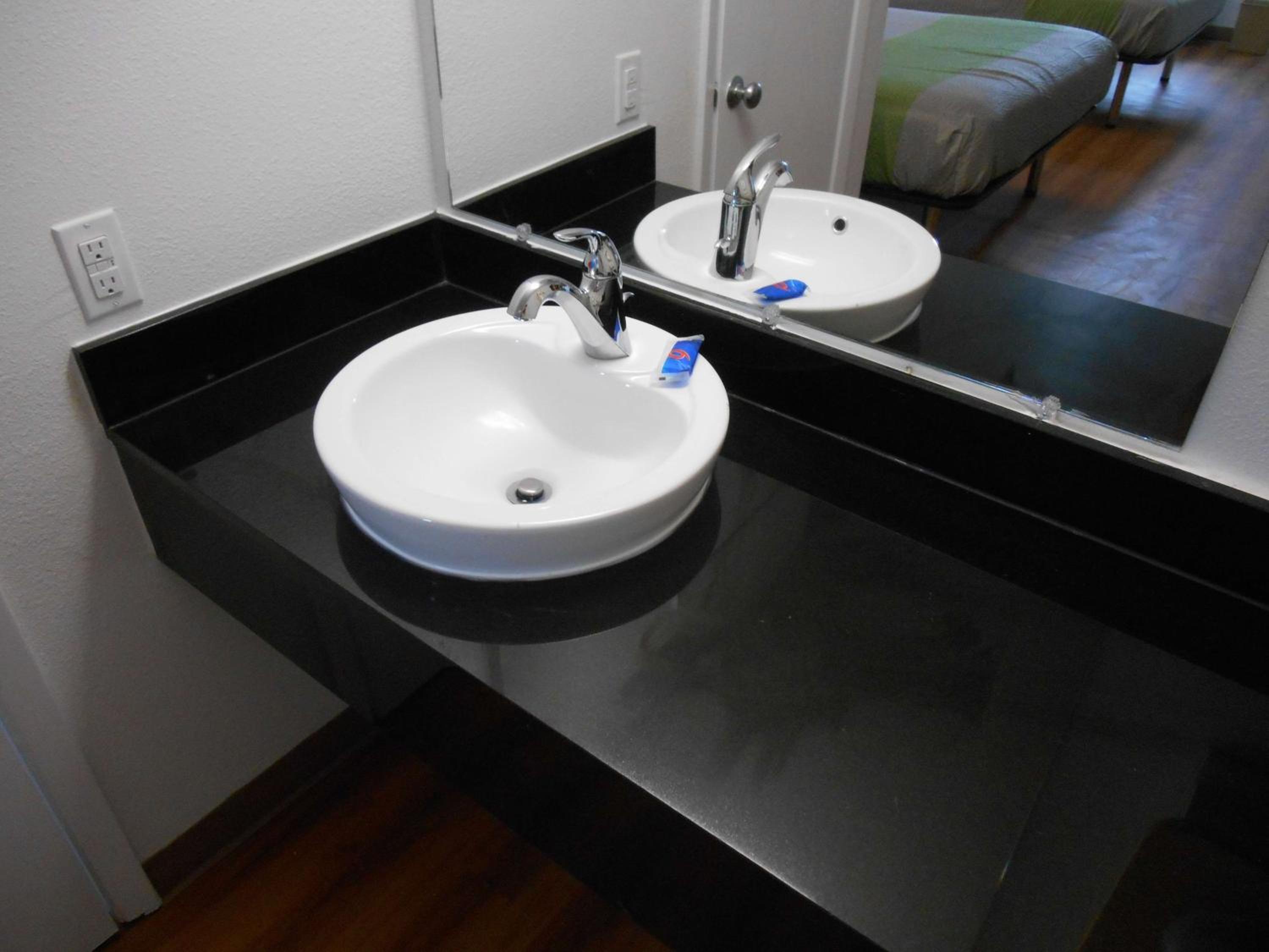 King Room - Non-Smoking - Photo 5