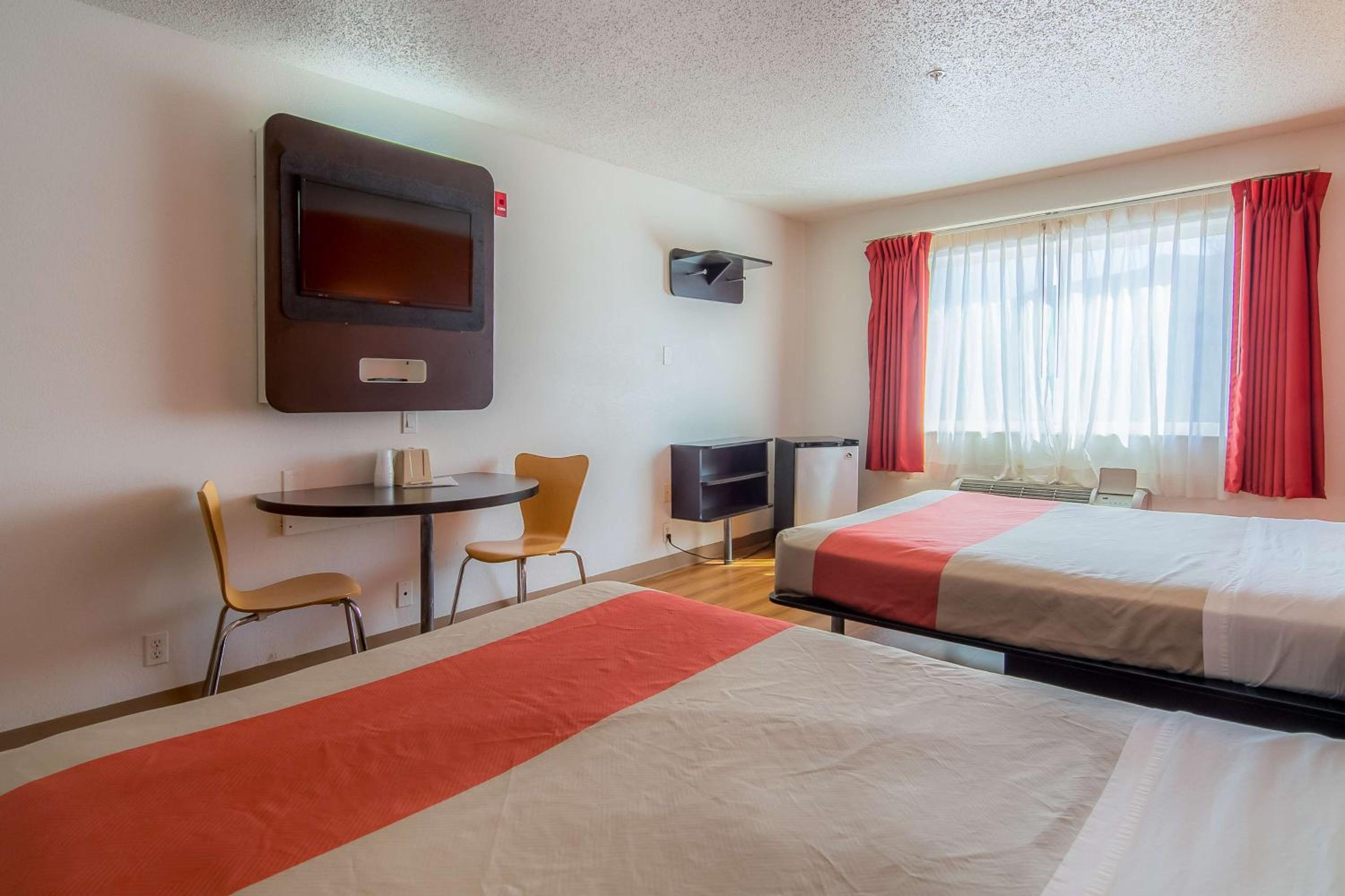 Queen Room with Two Queen Beds - Non-Smoking photo 3