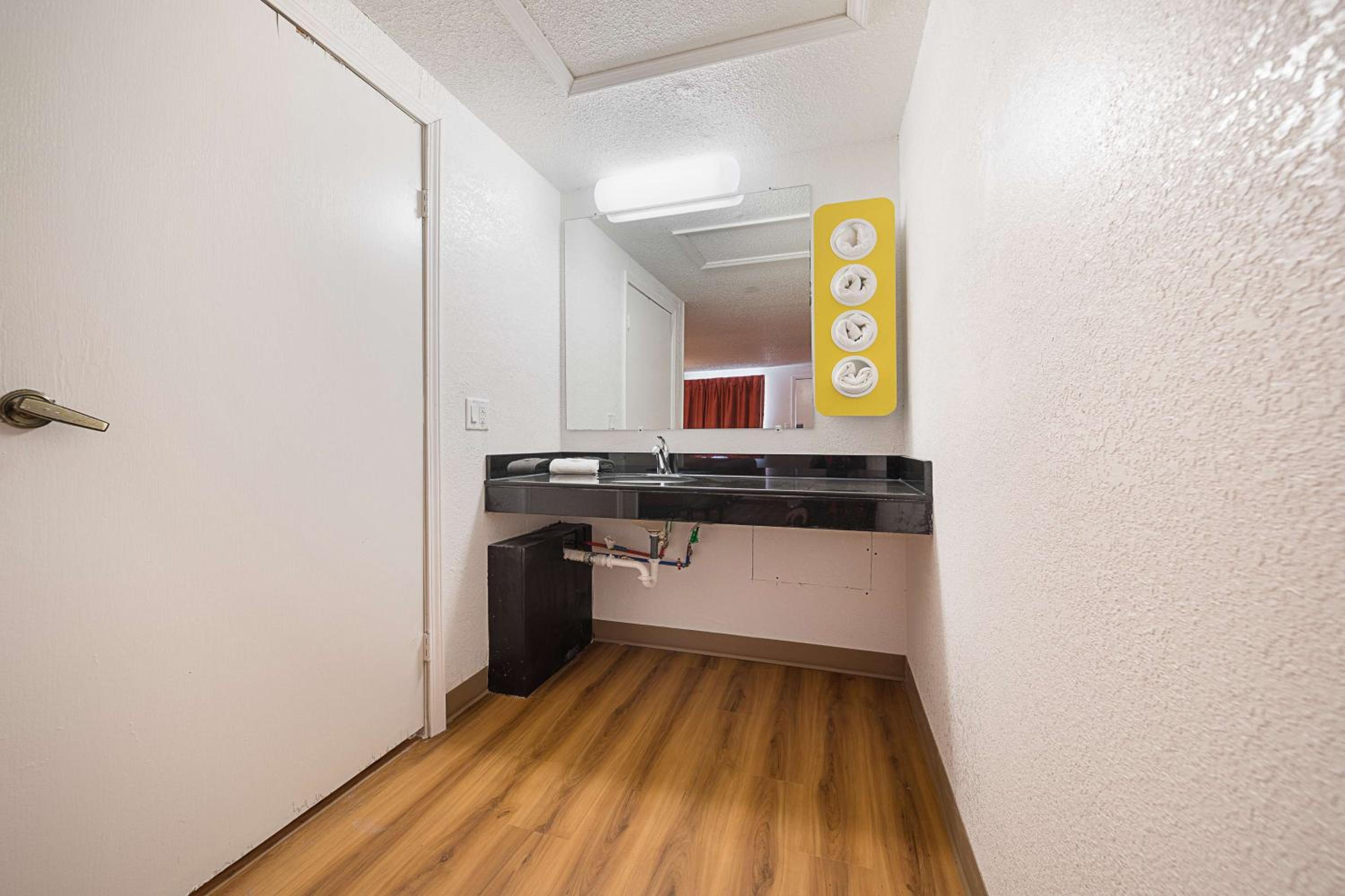 King Room with Roll-in Shower - Disability Access - Non-Smoking photo 2