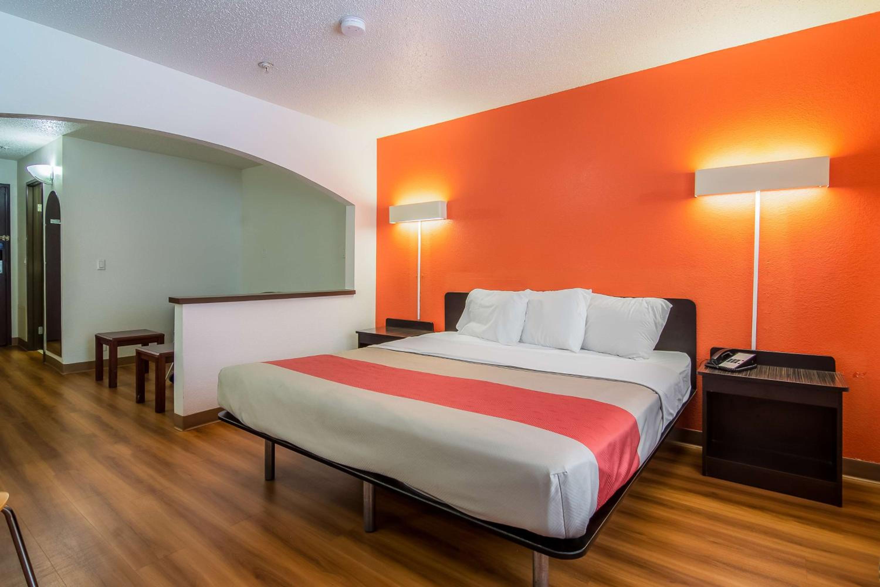 King Room - Non-Smoking photo 2