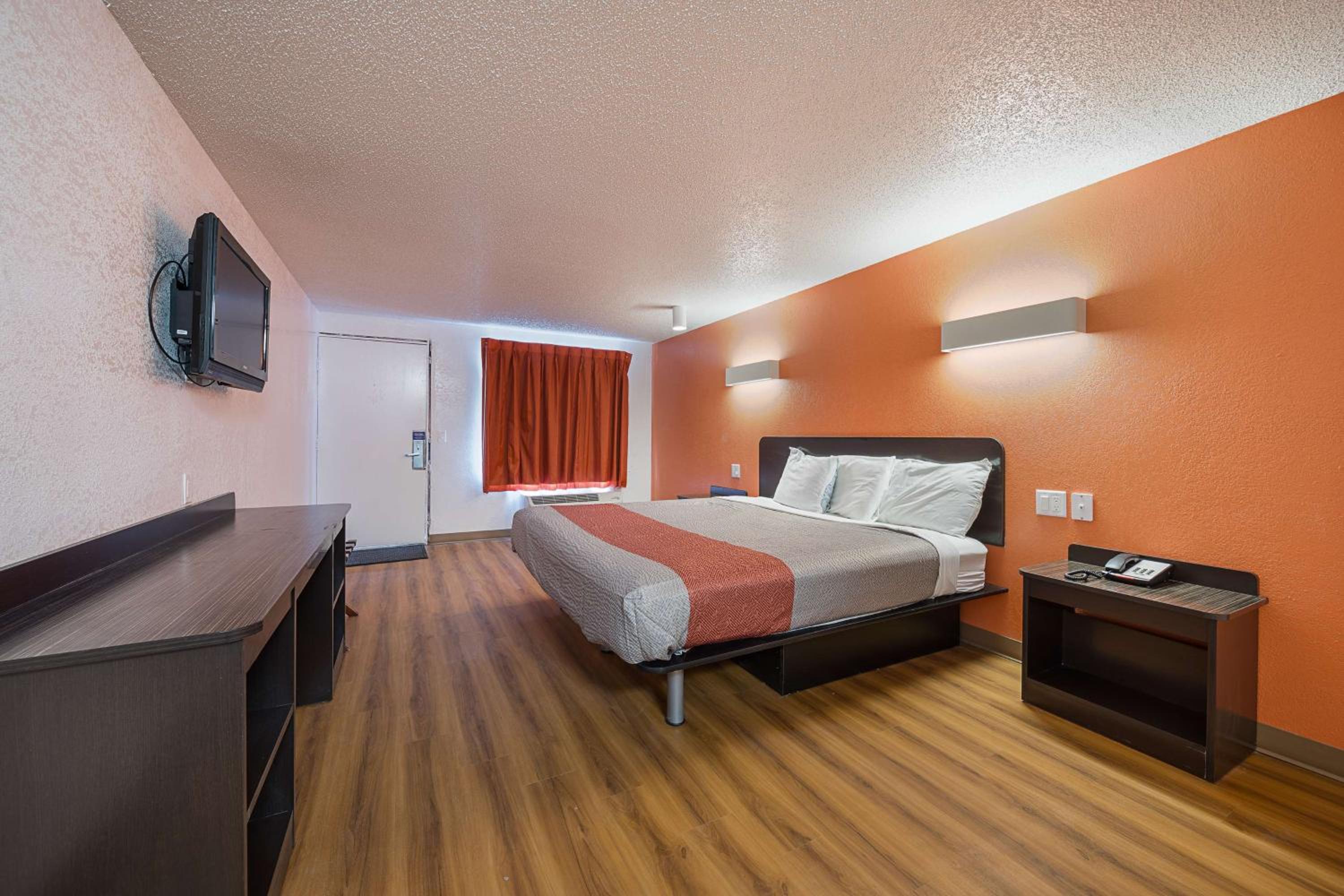 Deluxe King Room - Non-Smoking photo 2
