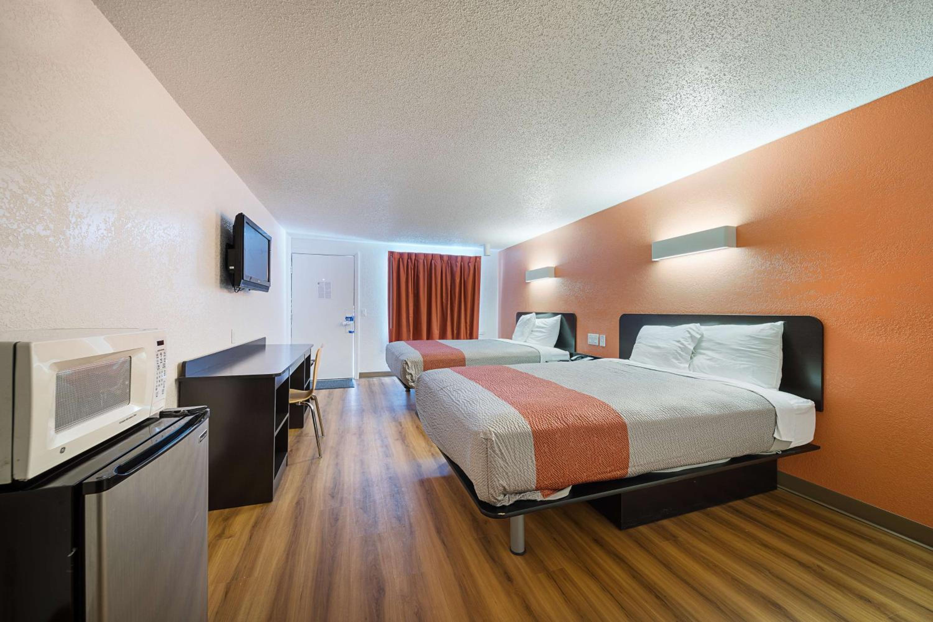 Queen Room with Two Queen Beds - Non-Smoking photo 1