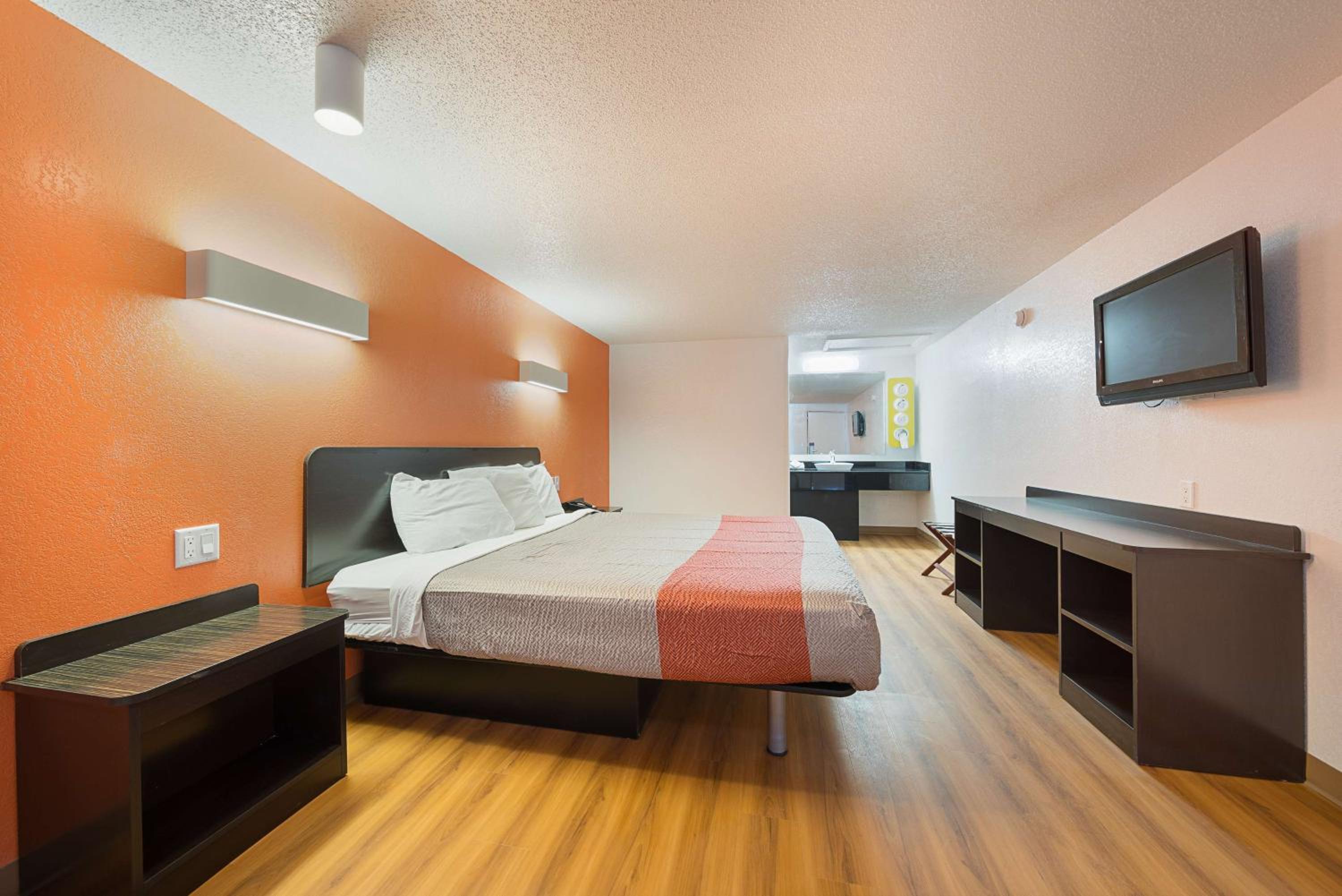 King Room with Roll-in Shower - Disability Access - Non-Smoking photo 1