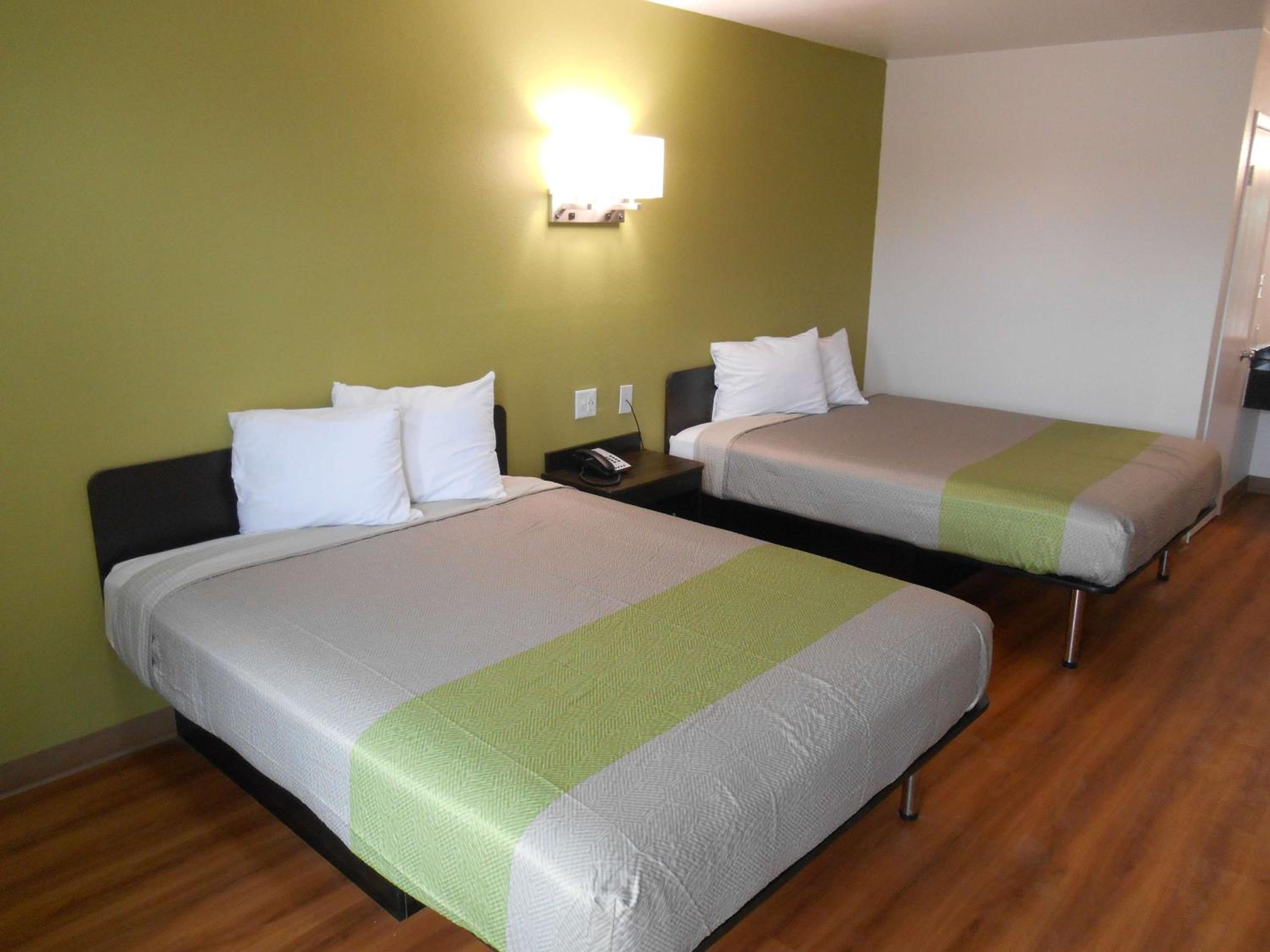 Queen Room with Two Queen Beds - Non-Smoking - Photo 6
