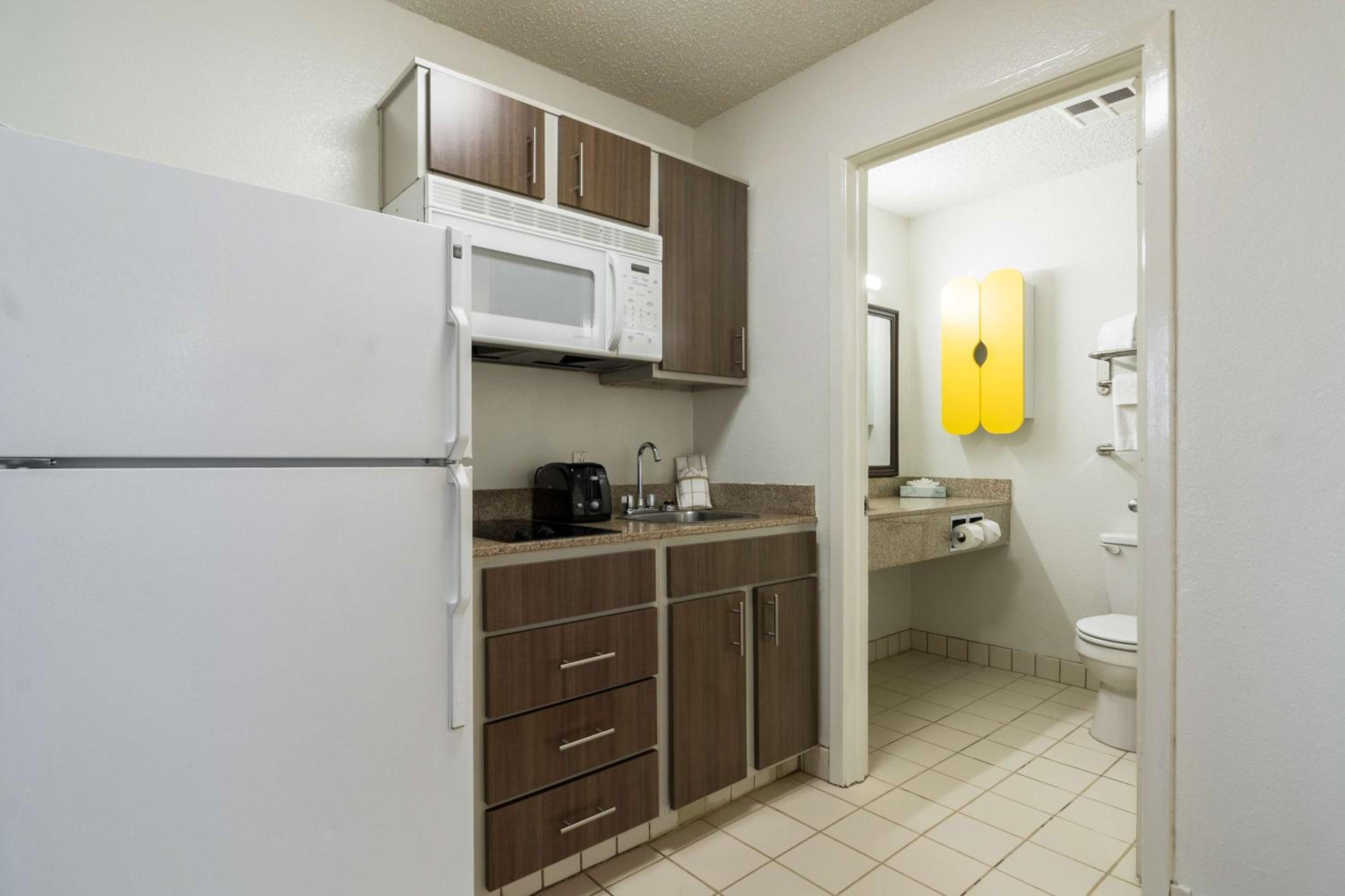 Deluxe King Room - Smoking - Photo 3