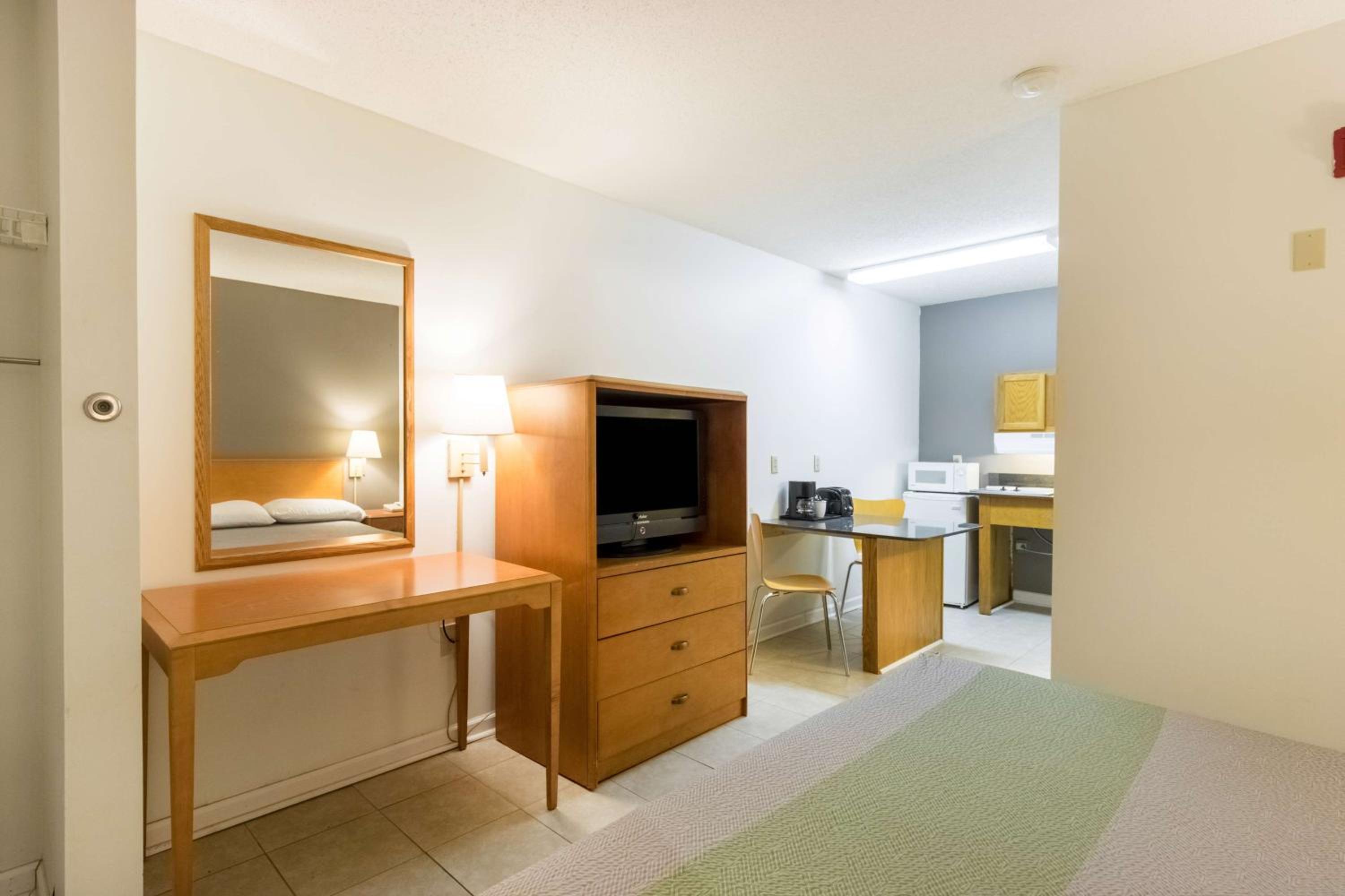 King Room - Non-Smoking photo 3