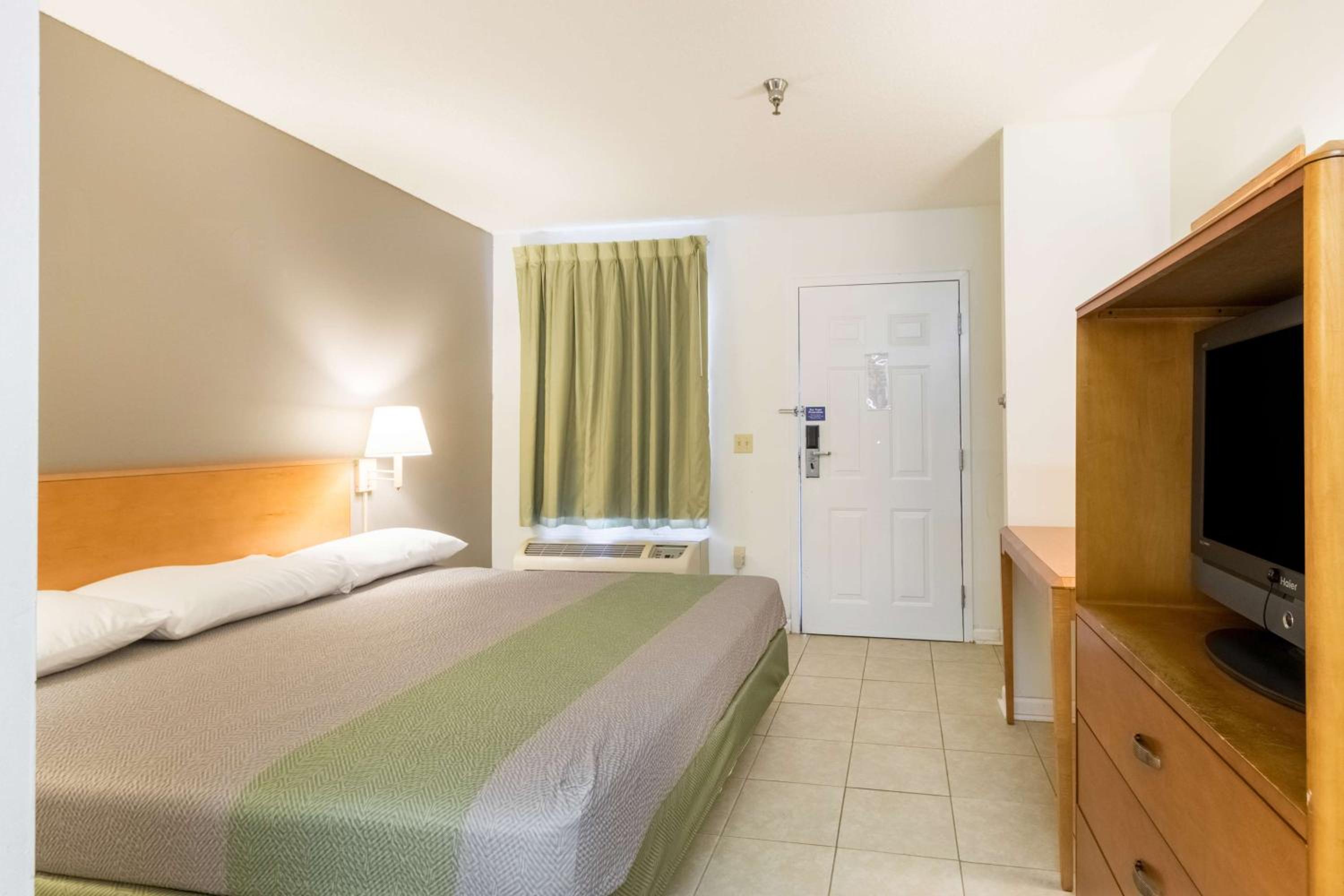 King Room - Disability Access - Non-Smoking photo 3