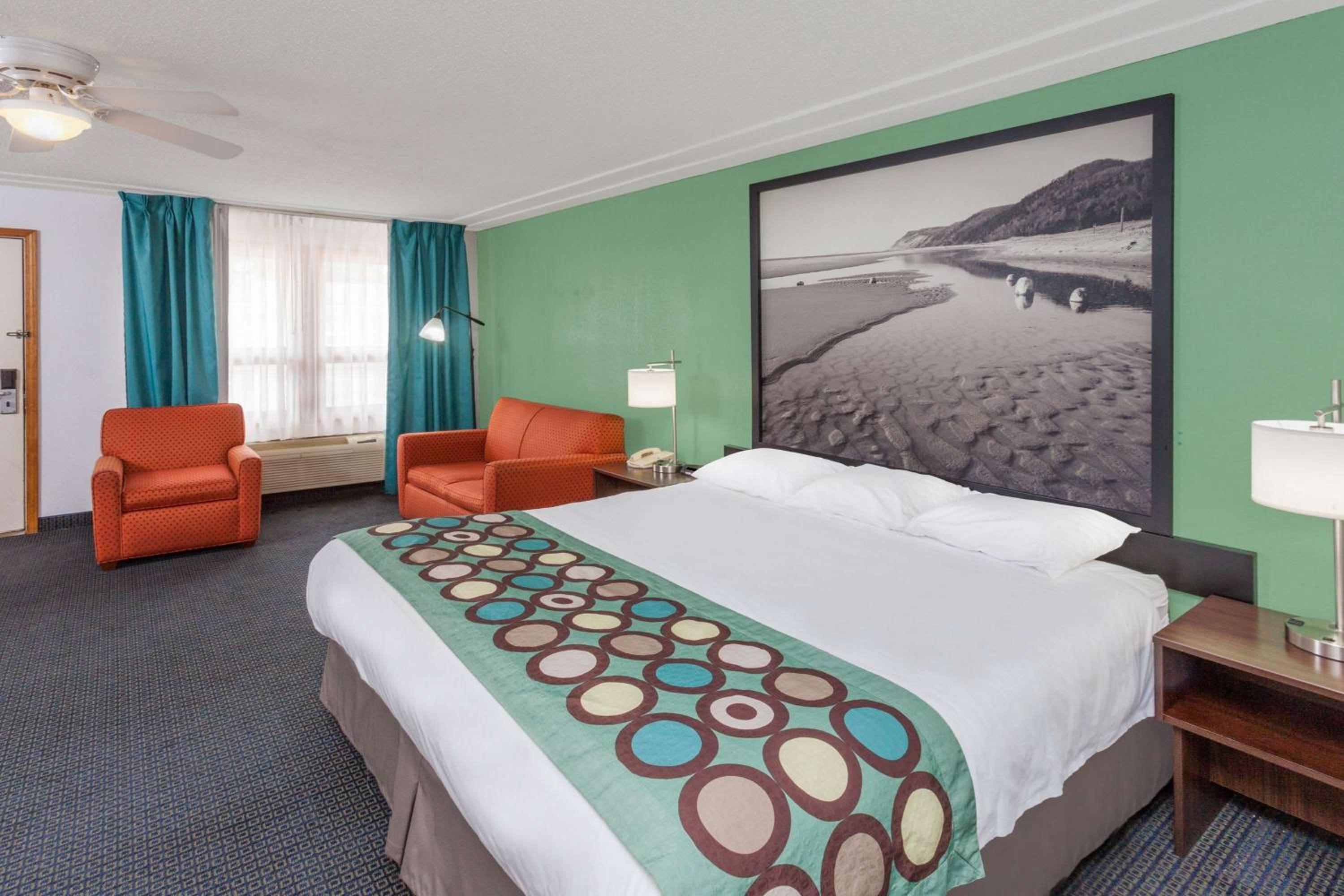 King Room - Non-Smoking - Photo 1