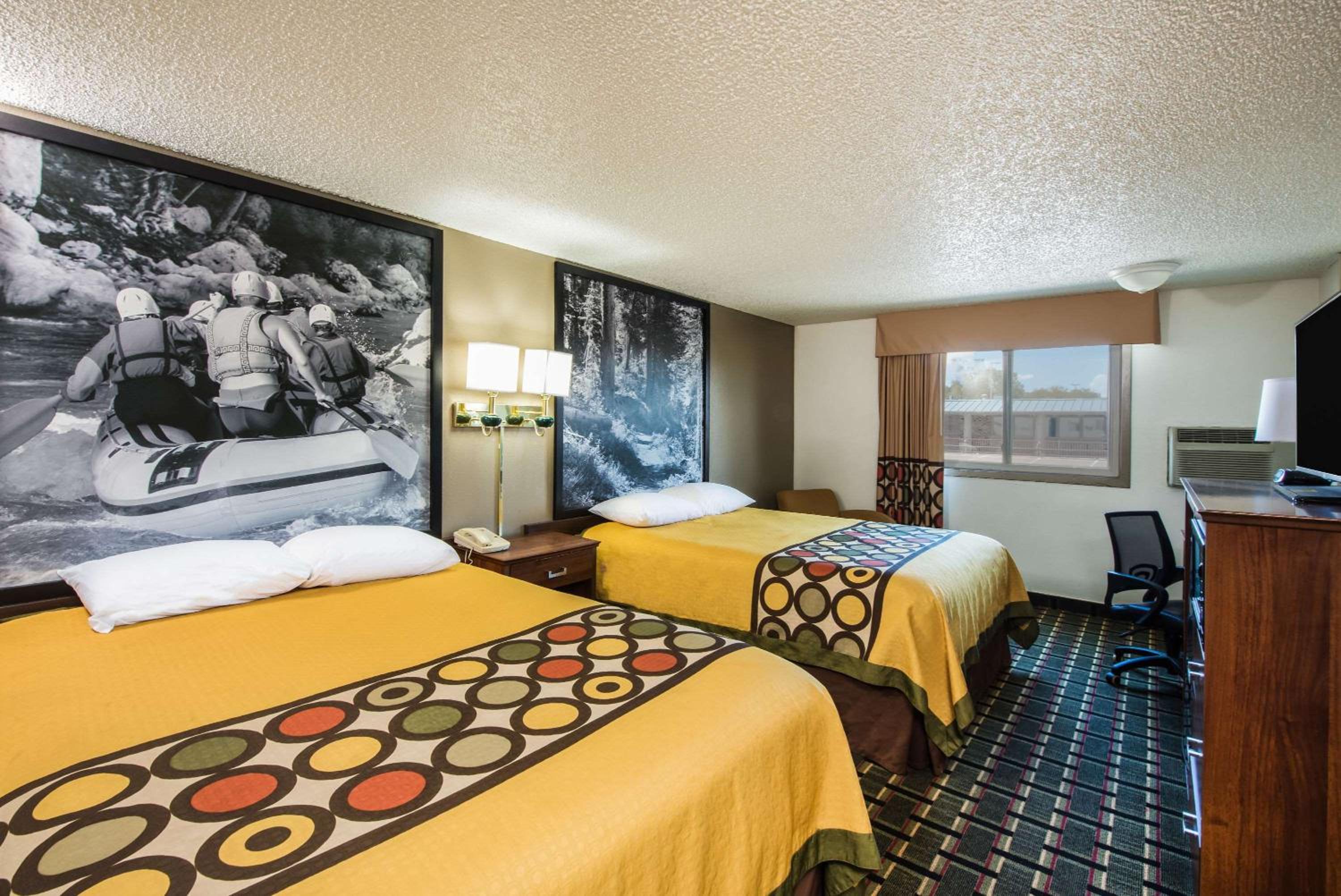 Queen Room with Two Queen Beds - Non-Smoking - Photo 4