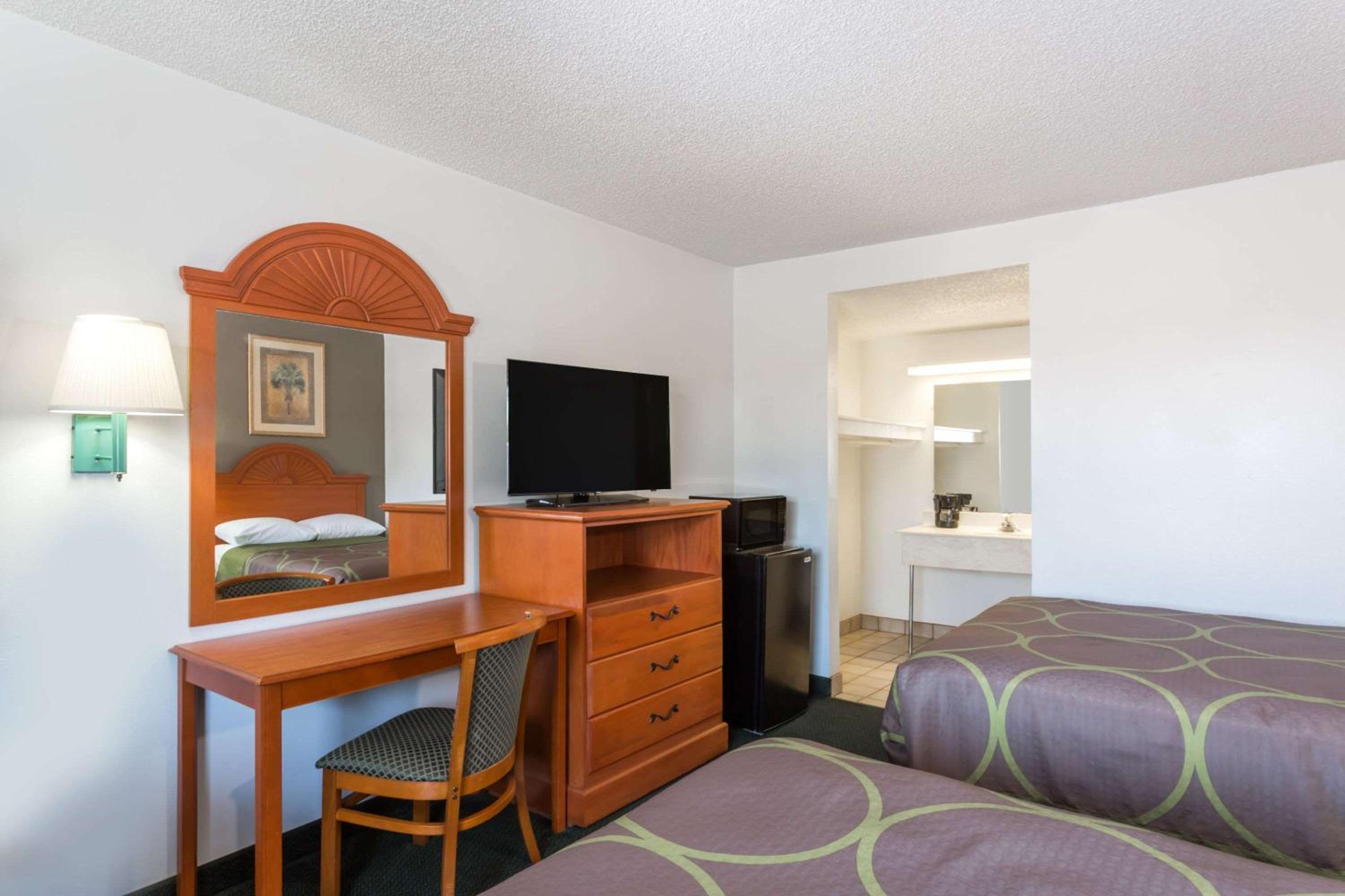 Double Room with Two Double Beds - Non-Smoking - Photo 4
