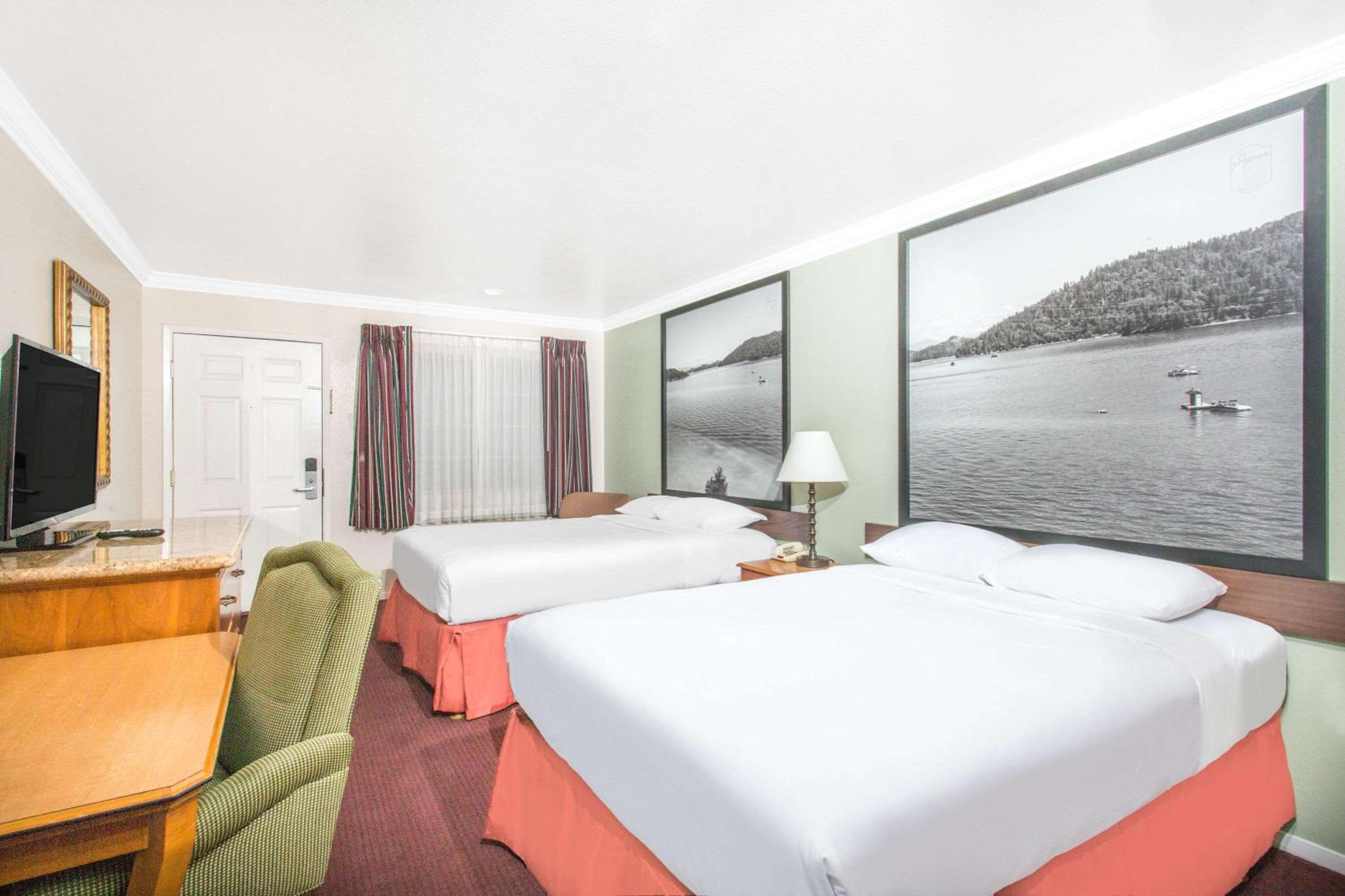 Double Room with Two Double Beds - Non-Smoking photo 3