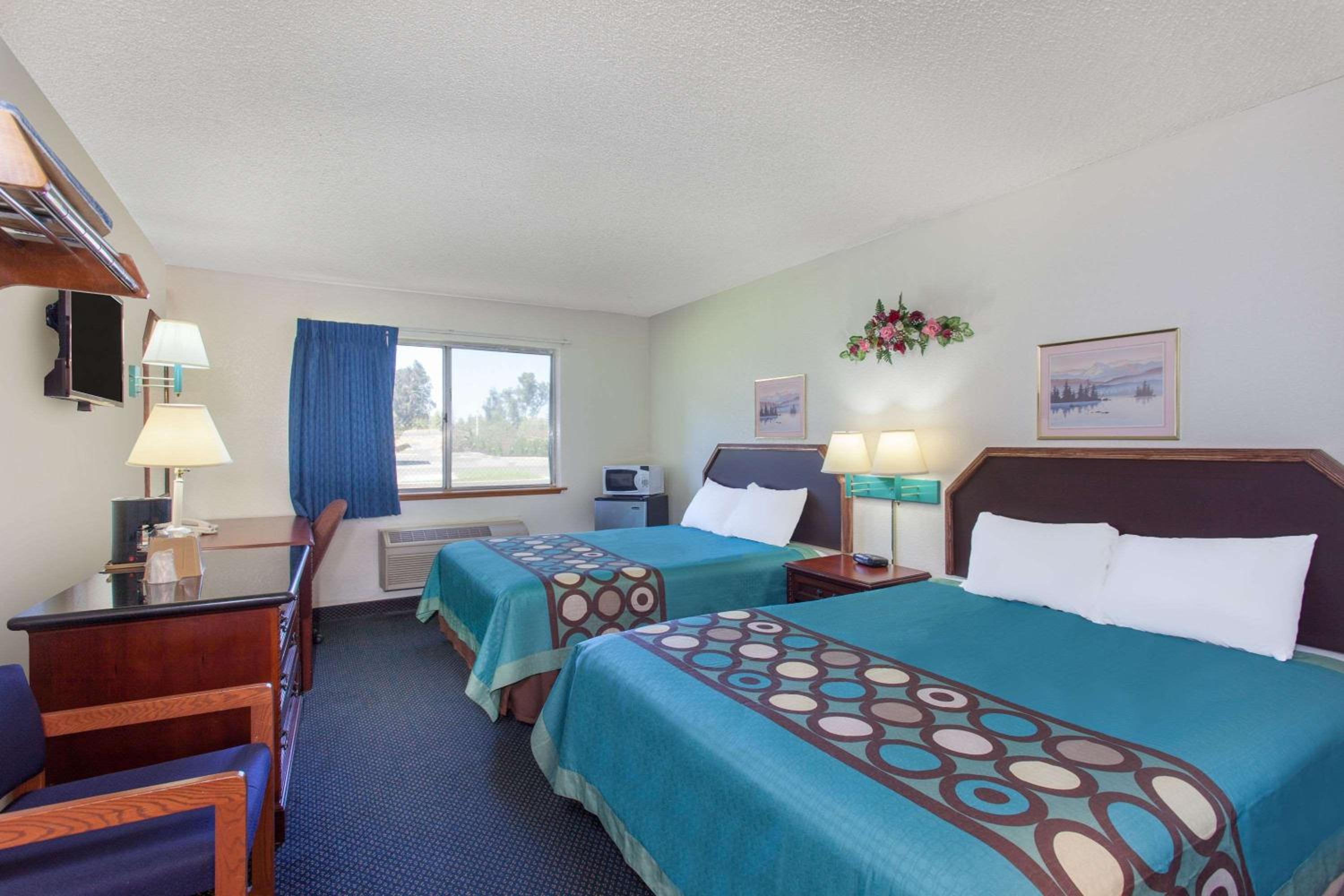 Queen Room with Two Queen Beds - Non-Smoking photo 1