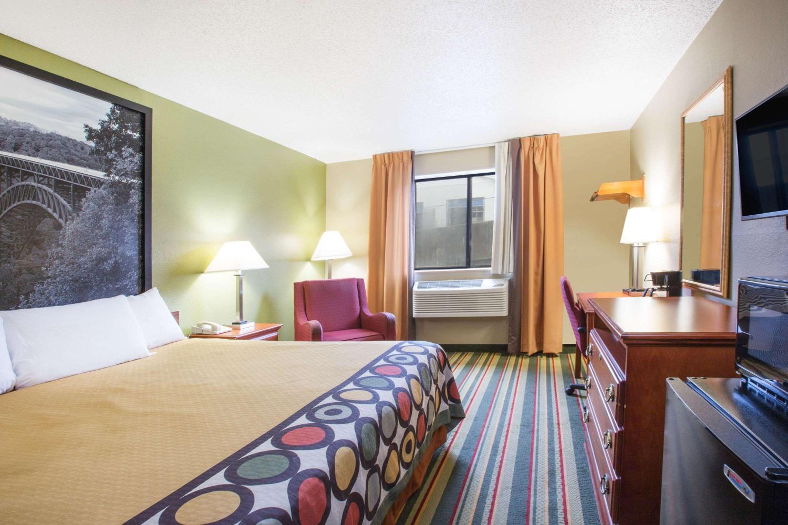 King Room - Non-Smoking - Photo 1