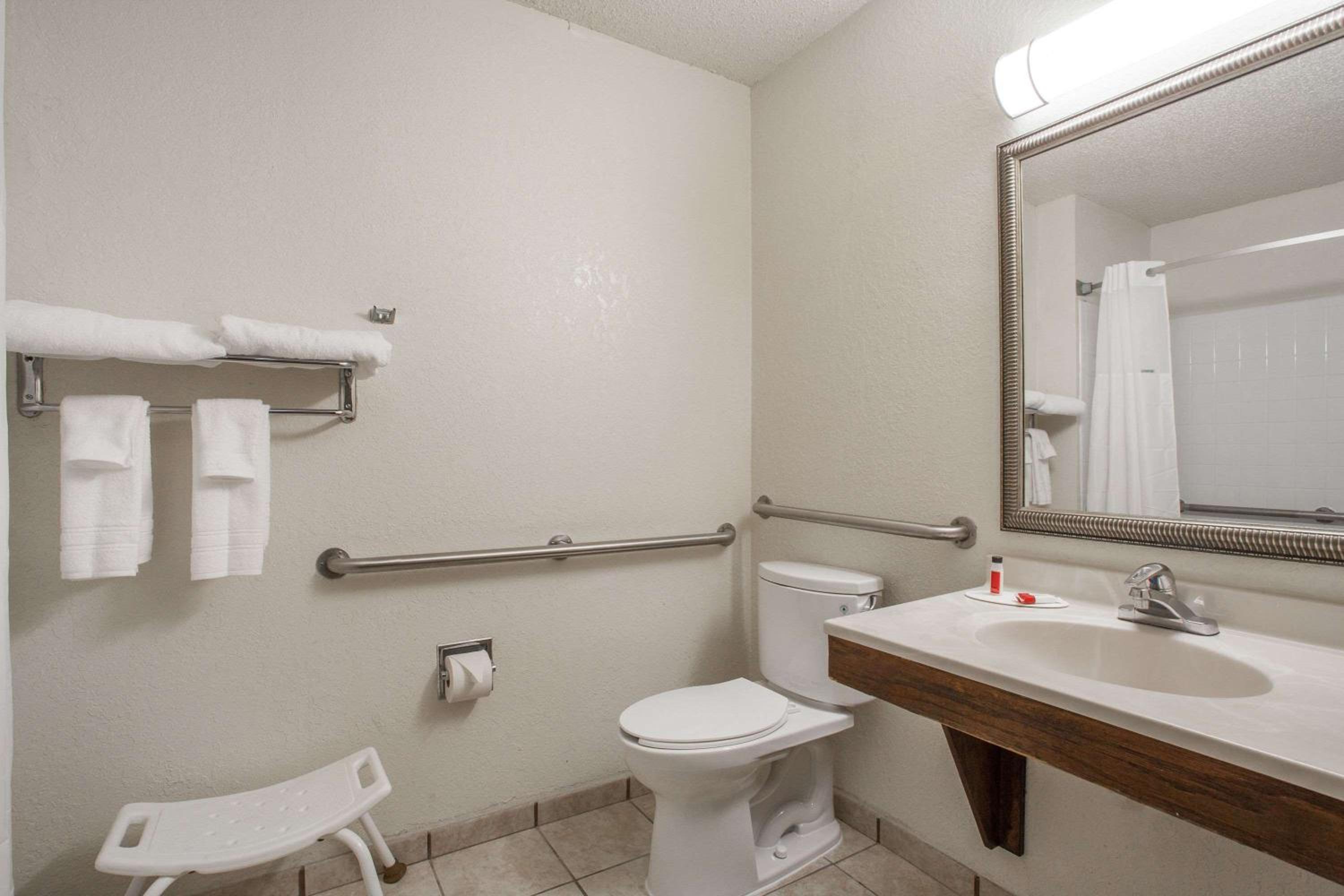 Deluxe Queen Room - Mobility Access/Non-Smoking - Photo 3