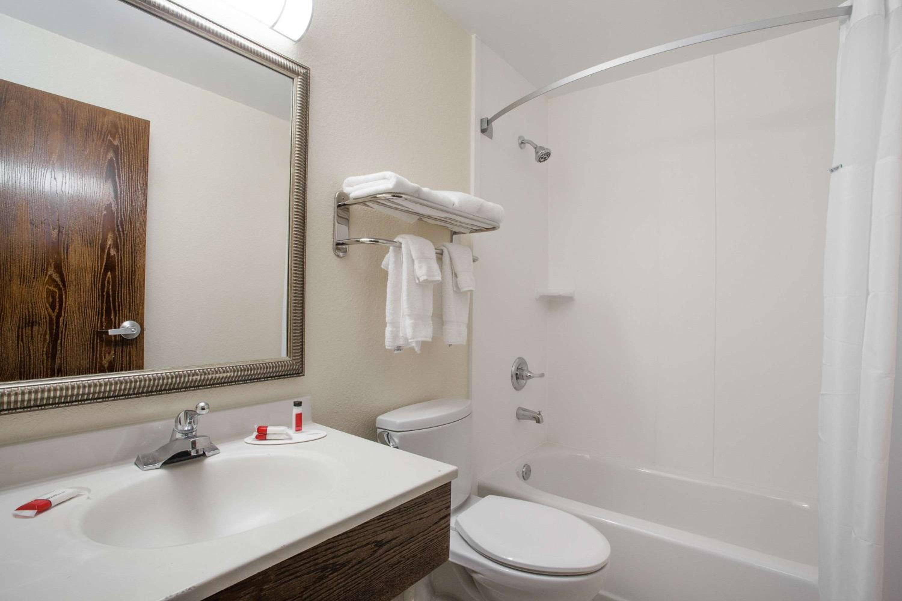 Deluxe Double Room with Two Double Beds - Non-Smoking - Photo 7
