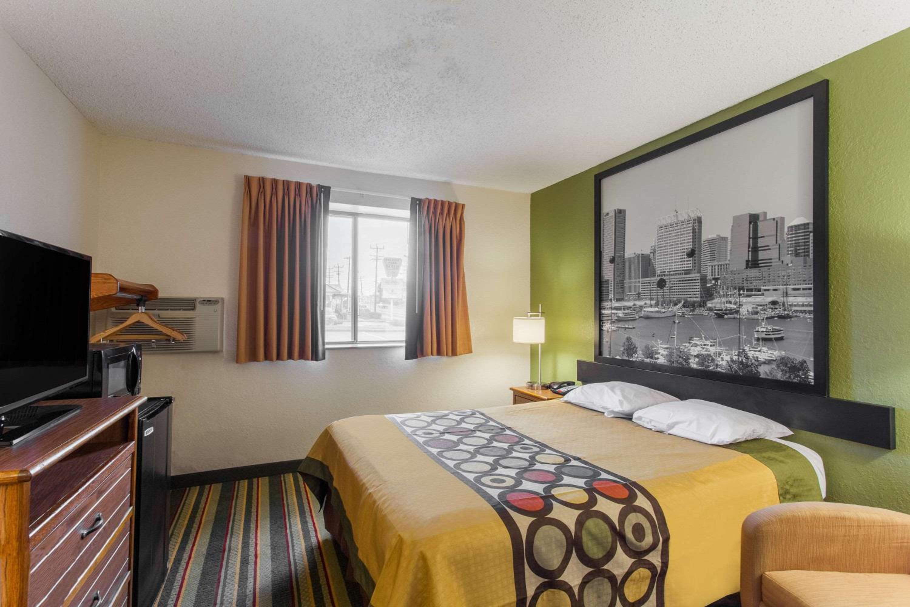 Deluxe Queen Room - Mobility Access/Non-Smoking - Photo 1