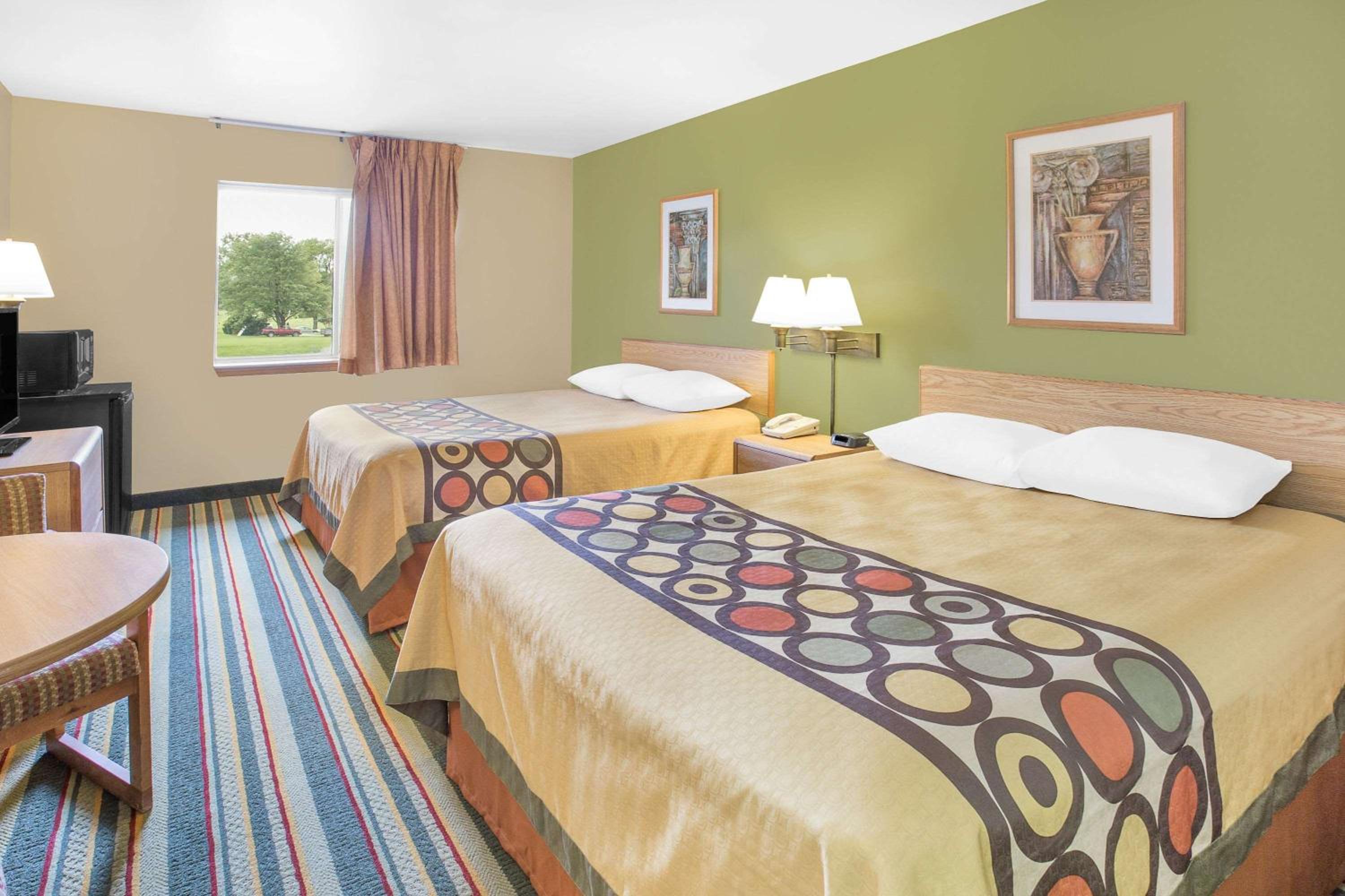 Queen Room with Two Queen Beds - Smoking