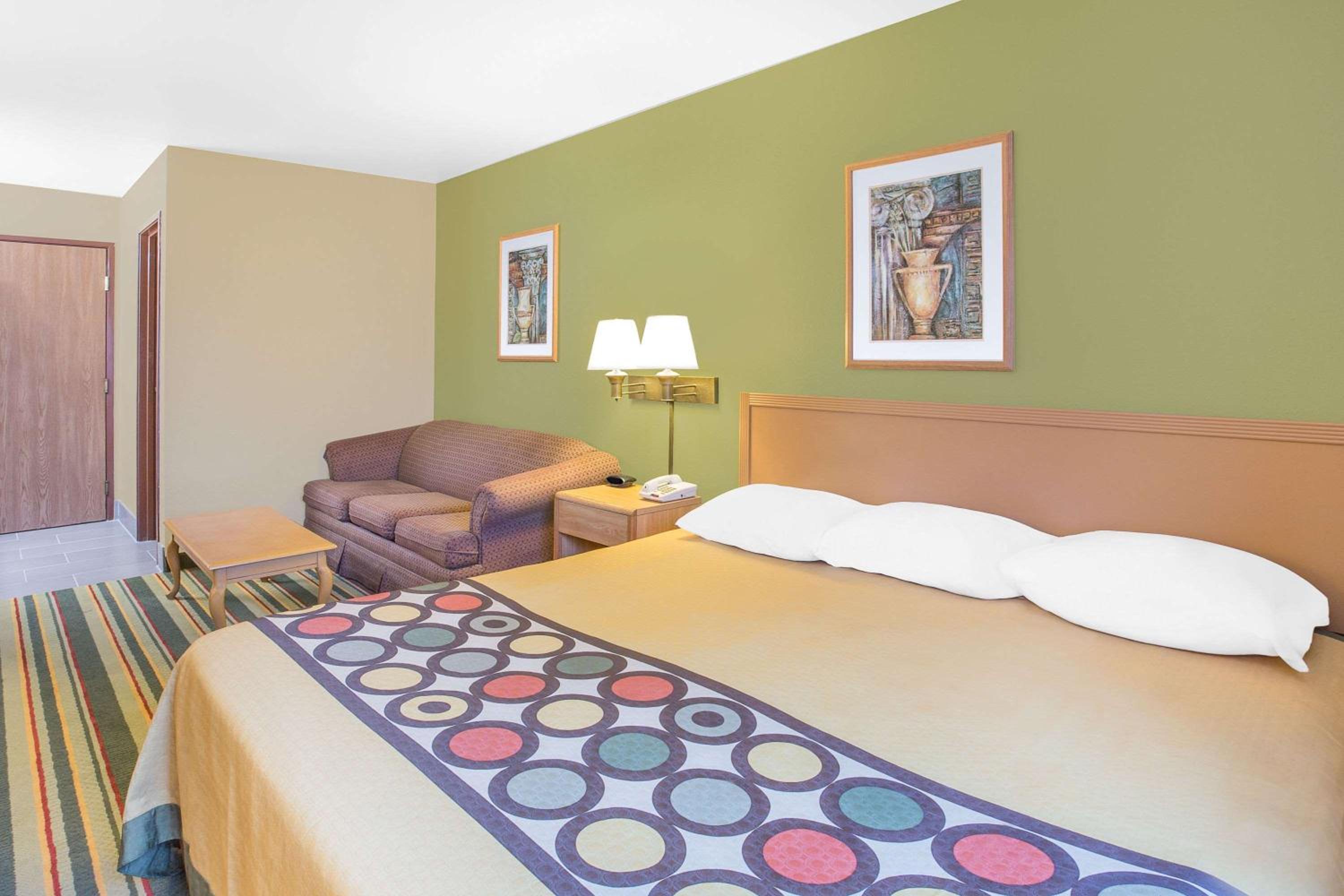 Super 8 by Wyndham East Moline