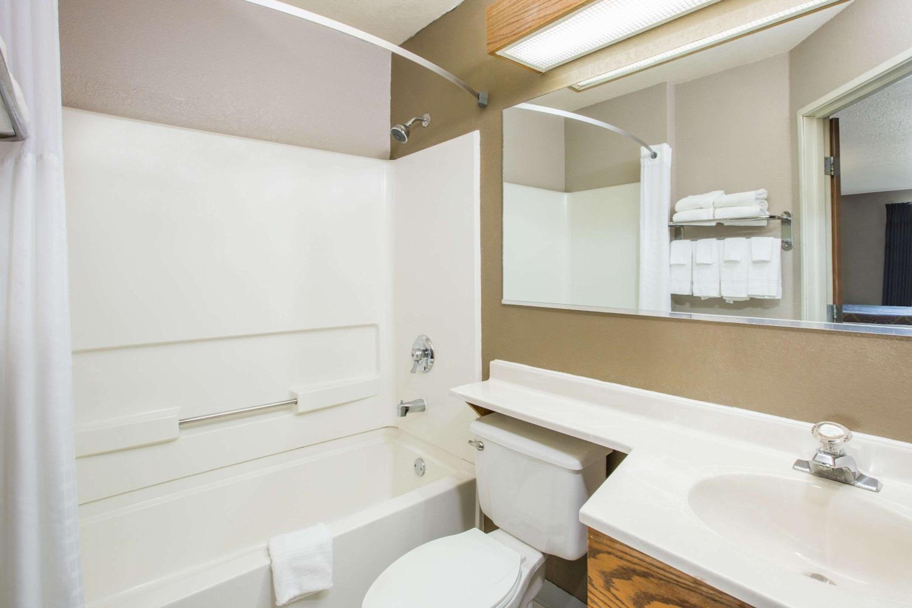 King Room - Non-Smoking - Photo 5