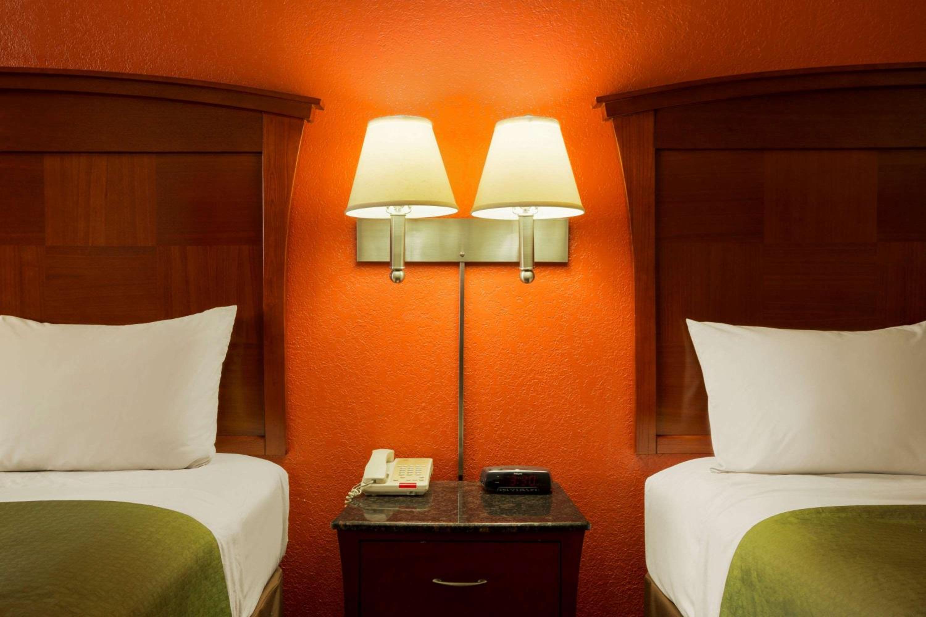 Queen Room with Two Queen Beds - Non-Smoking - Photo 5