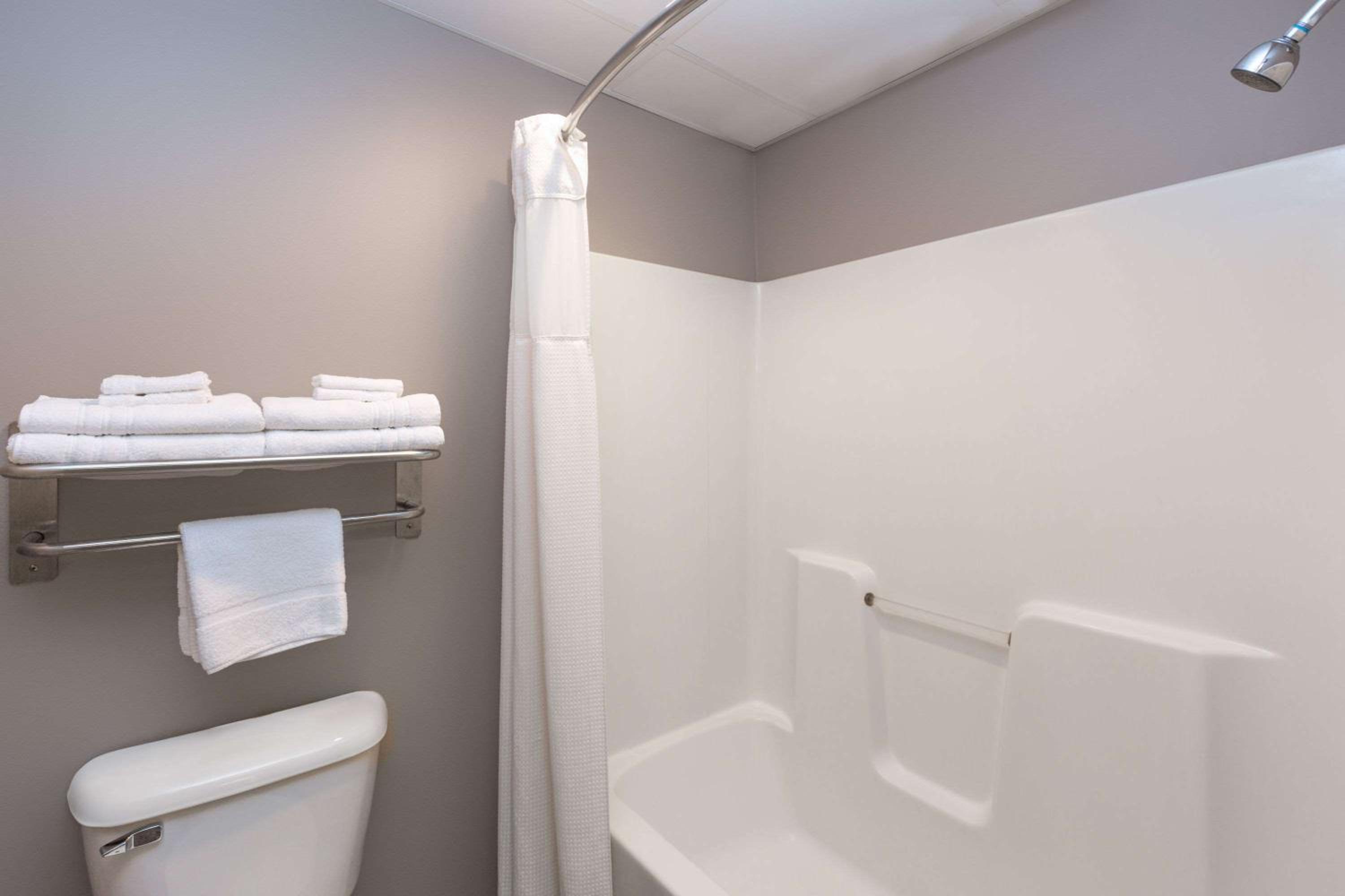 King Room - Non-Smoking - Photo 4