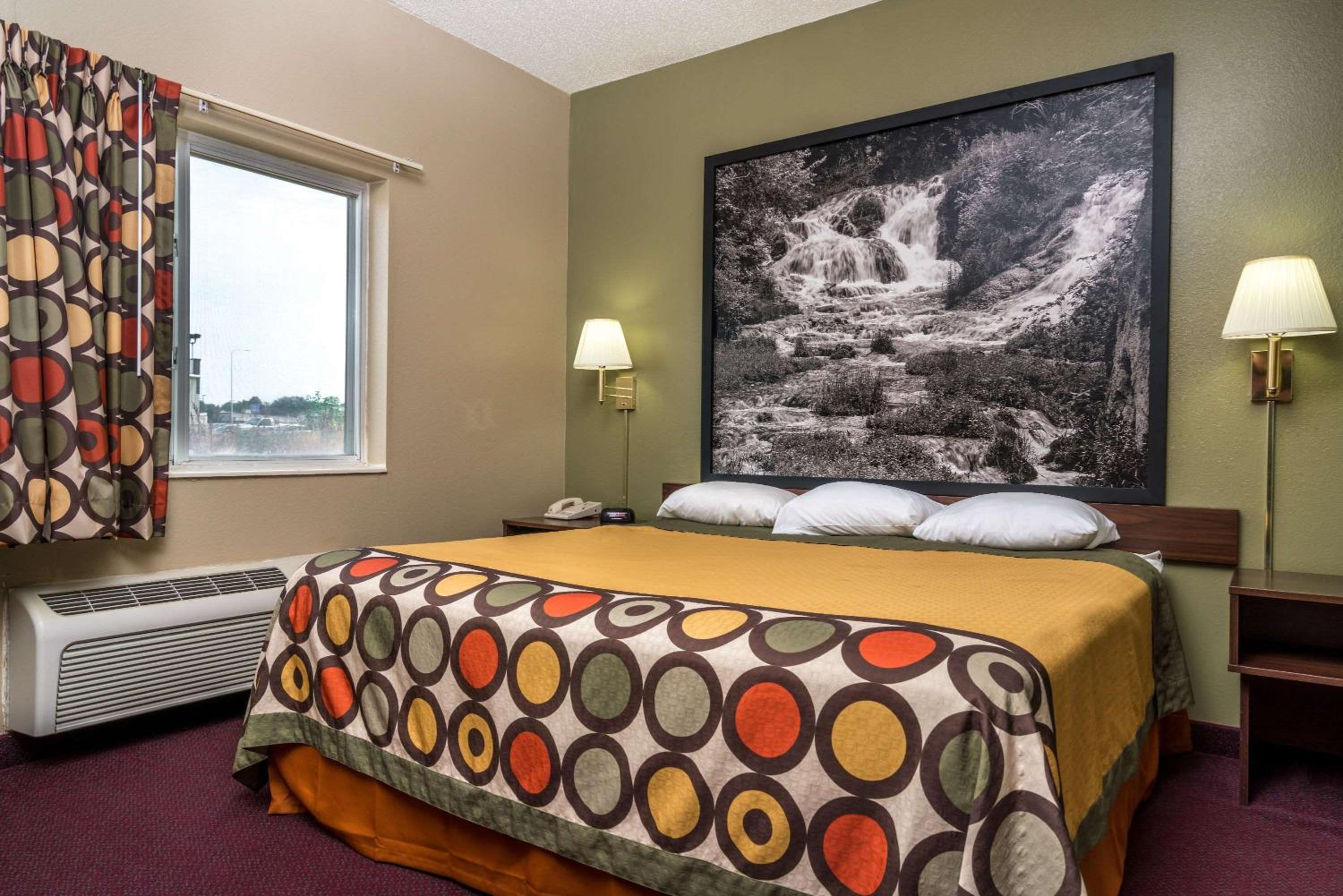 King Suite - Non-Smoking - Photo 3