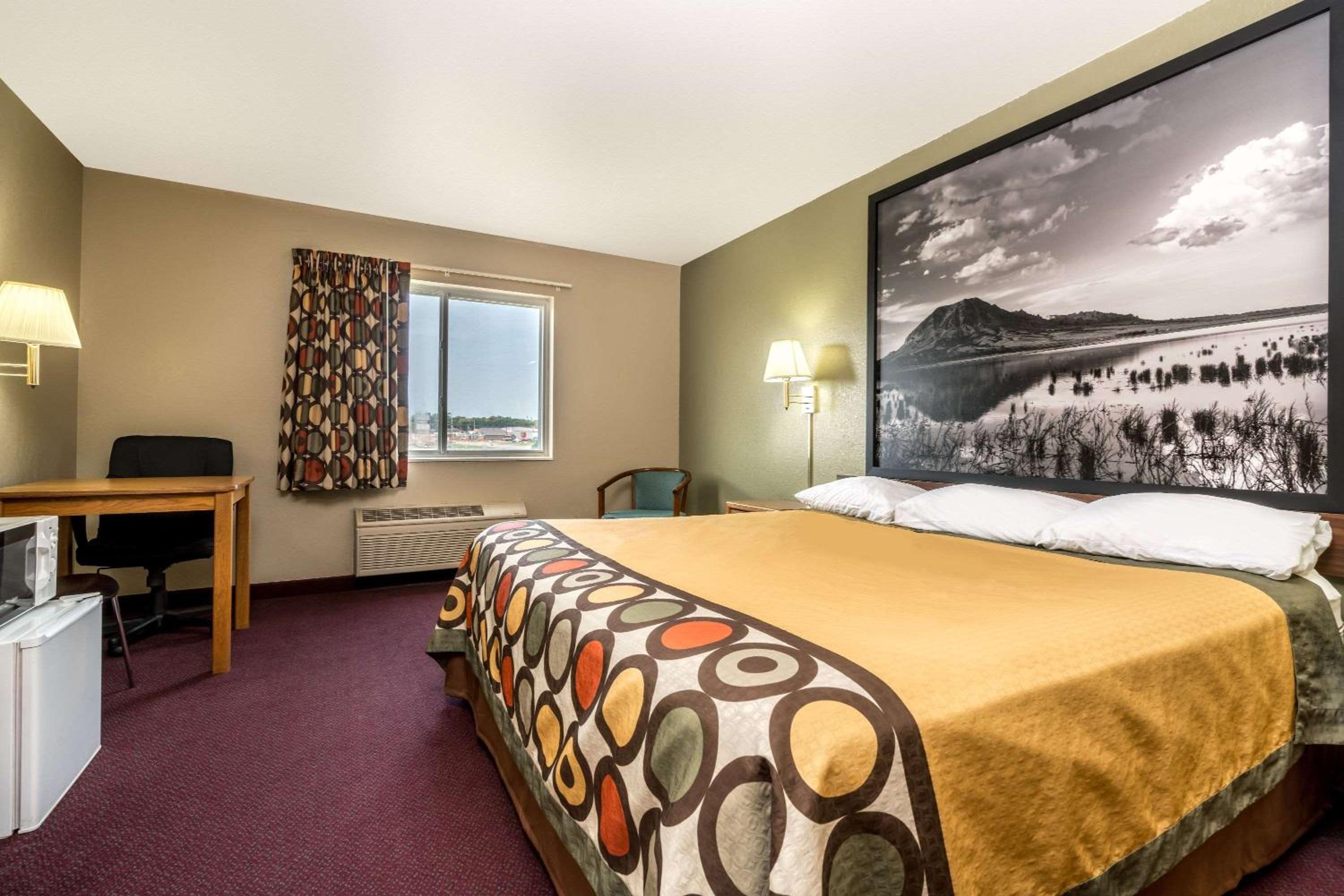 Deluxe King Suite - Non-Smoking - Photo 1