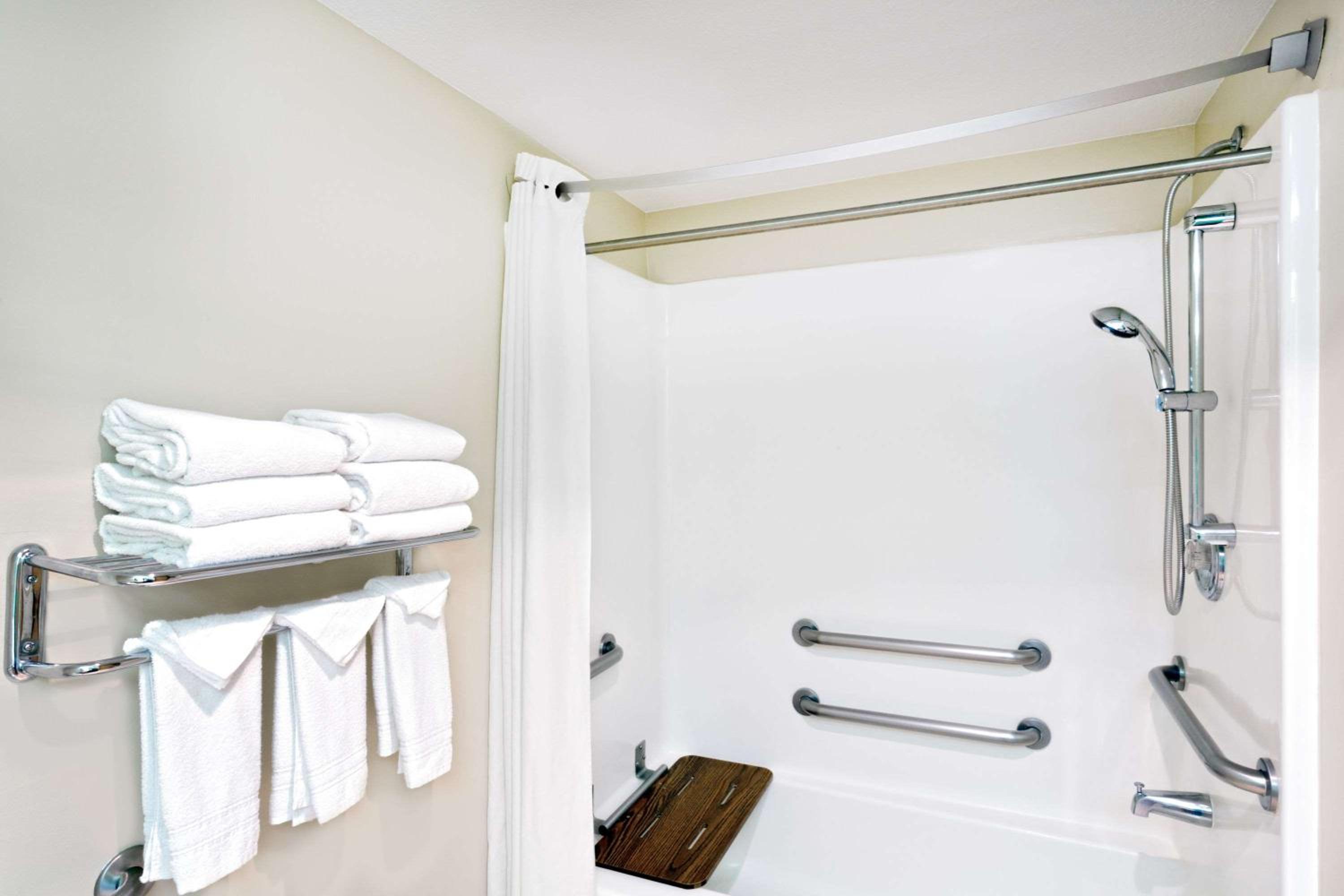 Queen Room with Two Queen Beds - Mobility Access/Non-Smoking - Photo 2