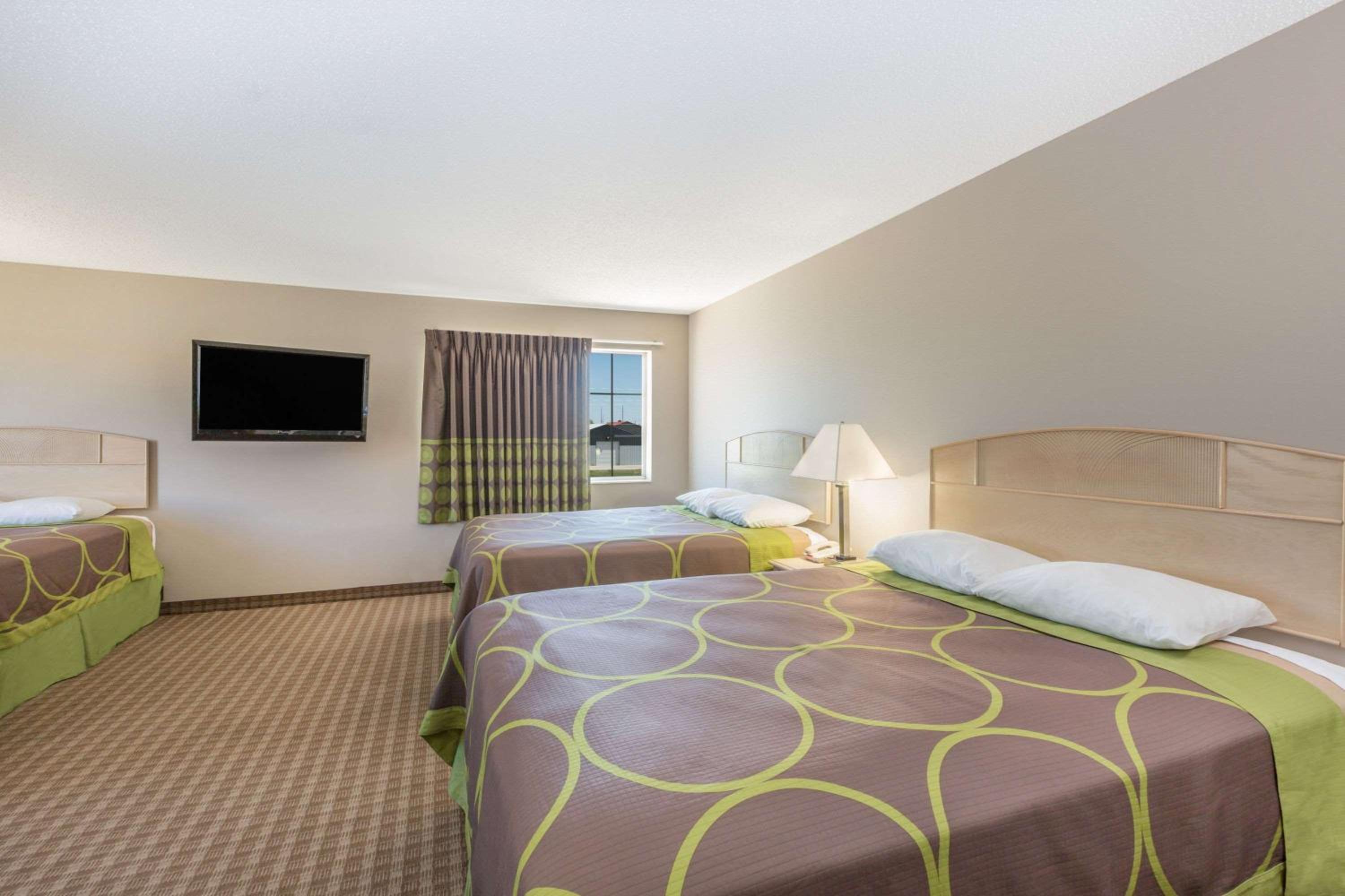 Queen Room with Two Queen Beds - Non-Smoking - Photo 5