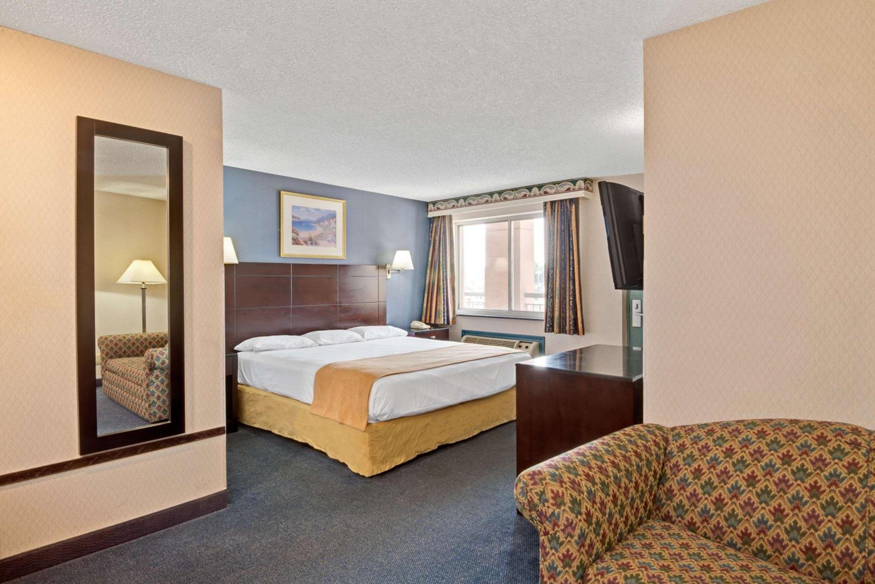 King Room - Non-Smoking - Photo 8