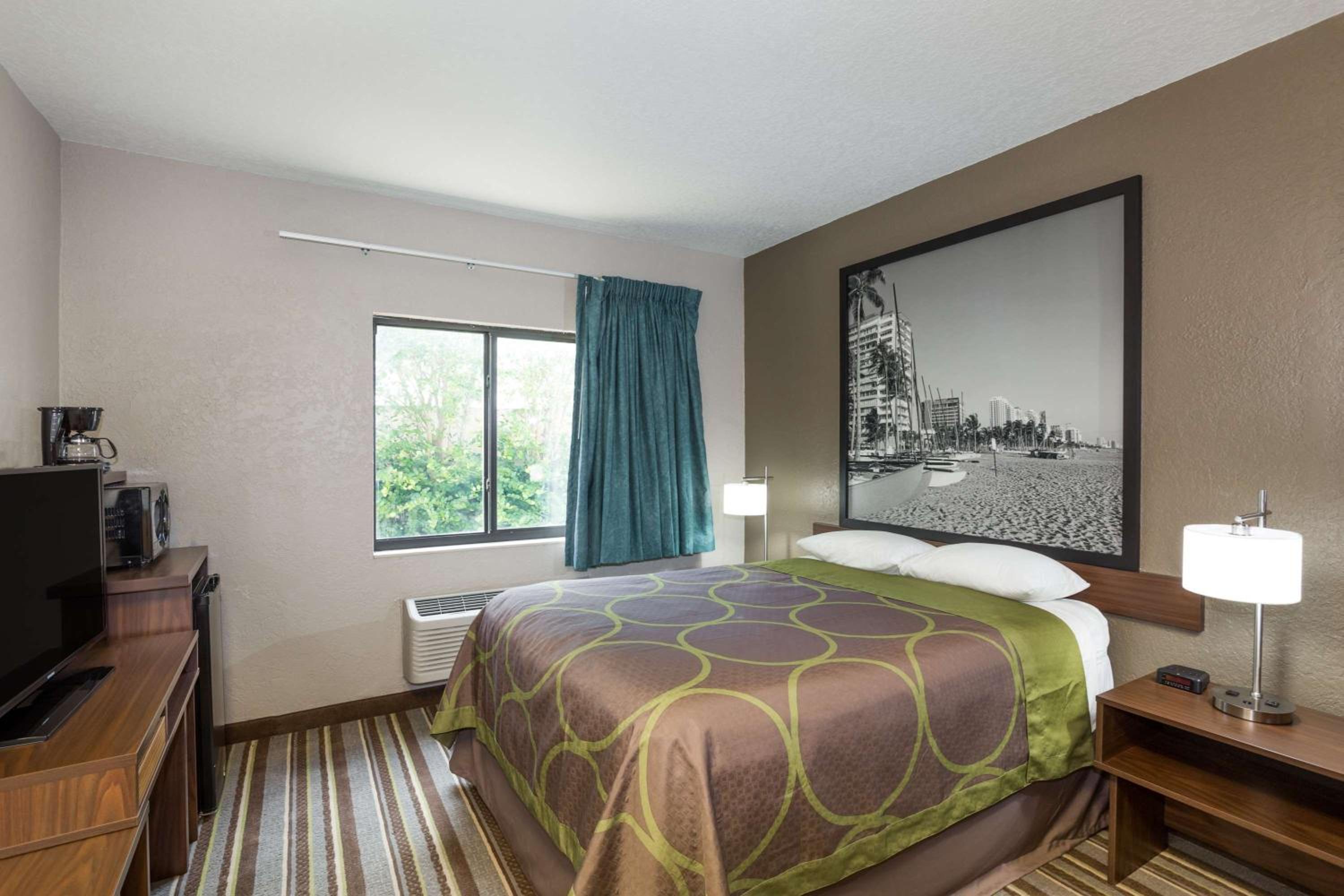 1 Queen Bed, Deluxe Mobility/Hearing Access Room, Tub W/Grab Bars, Non-Smoking