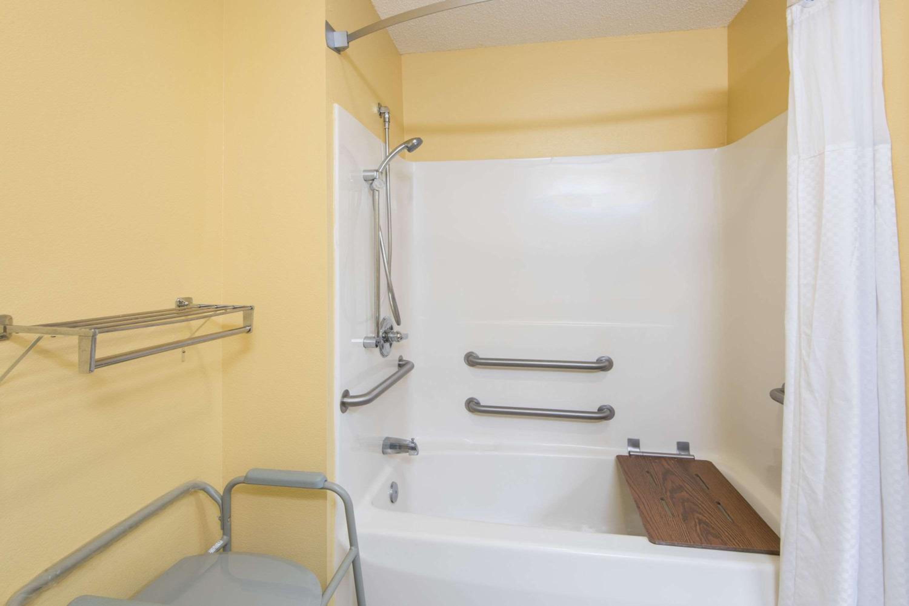 Queen Room - Mobility Access/Non-Smoking - Photo 2