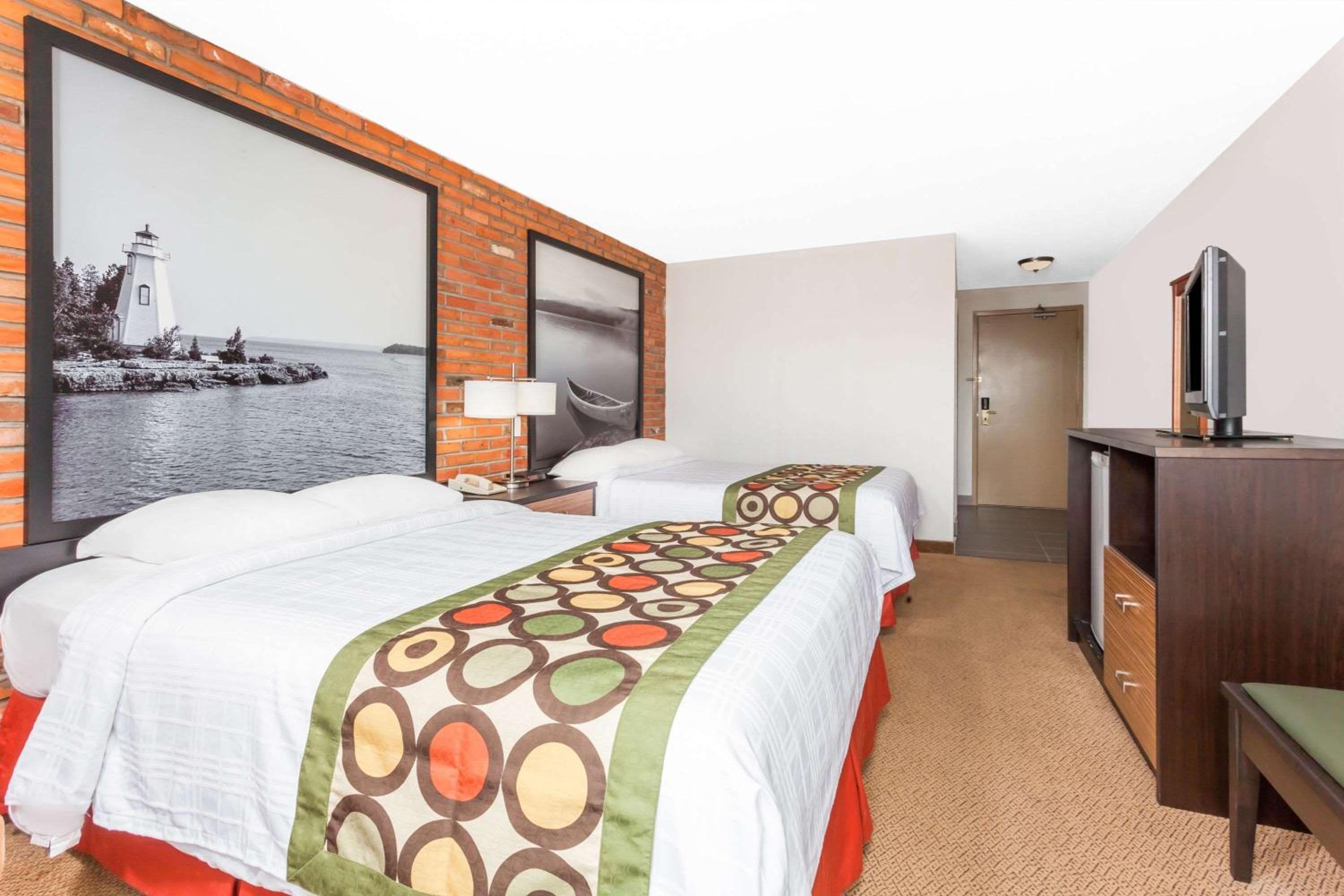 Queen Studio with Two Queen Beds - Non-Smoking - Photo 4