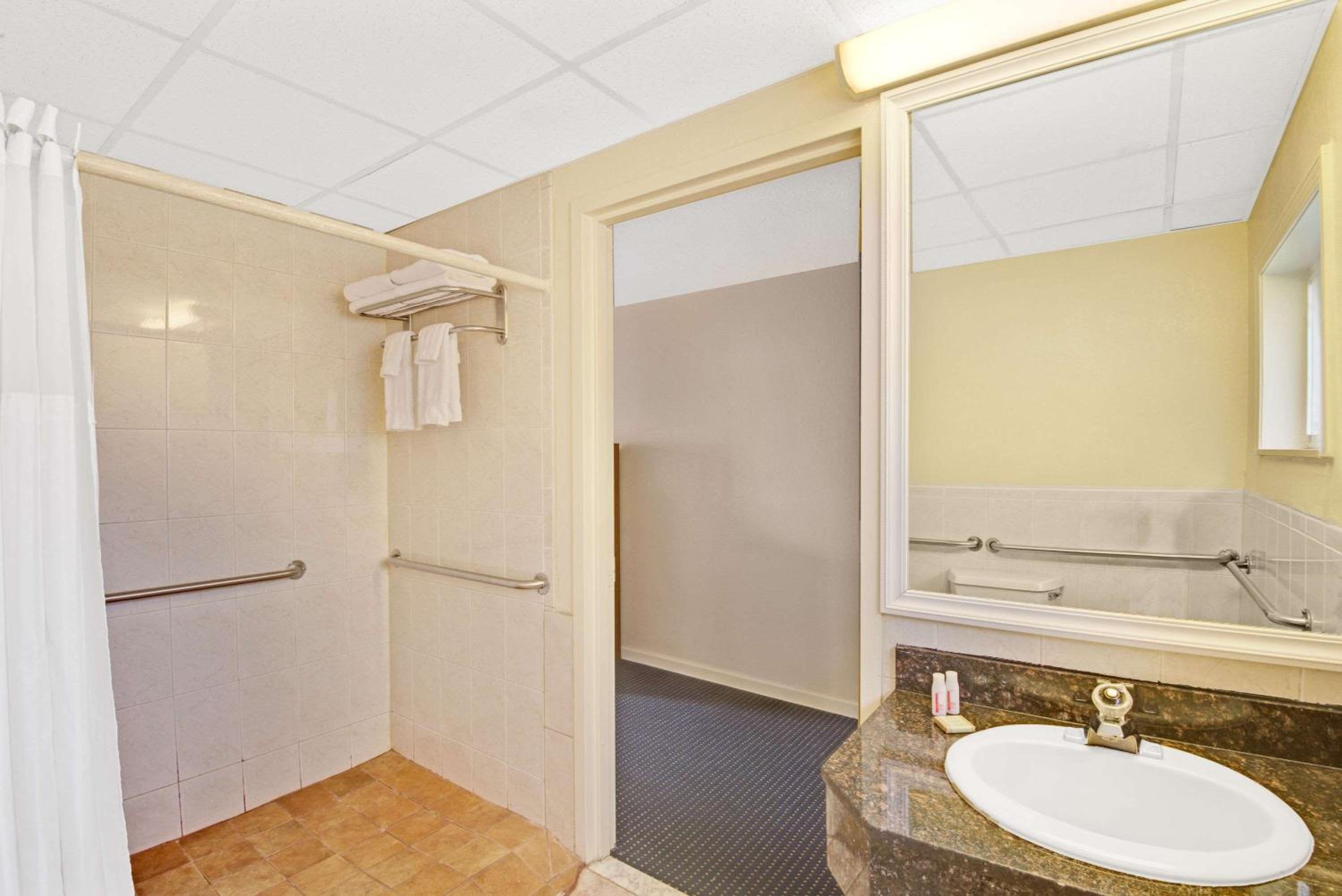 King Room - Disability Access - Non-Smoking - Photo 2