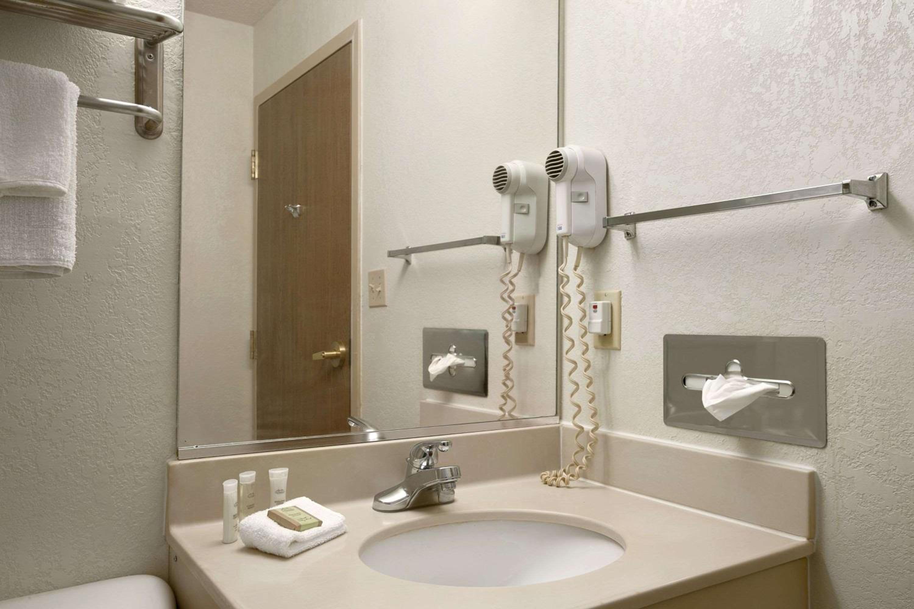 Double Room with Two Double Beds - Non-Smoking - Photo 3