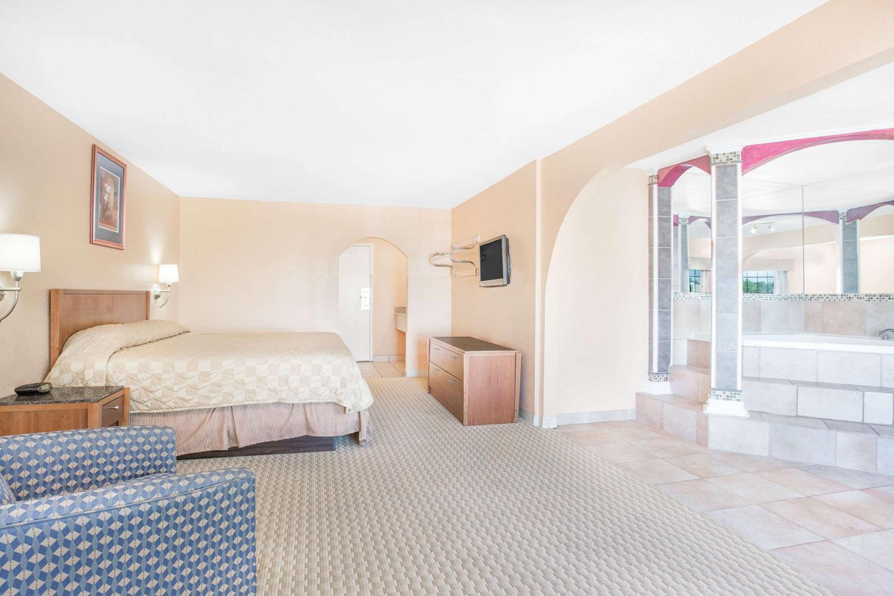 King Suite with Spa Bath- Non-Smoking
