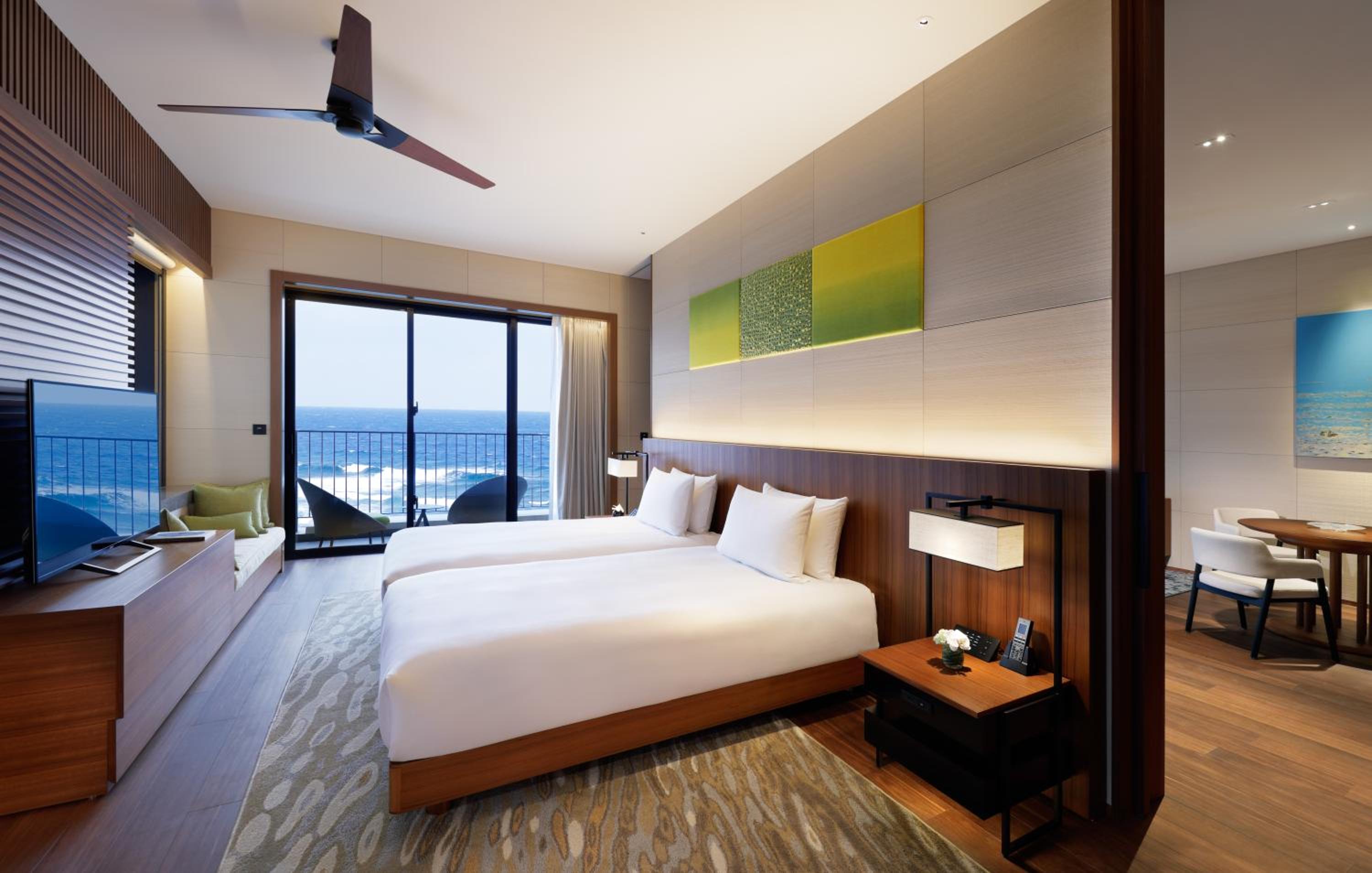 Corner Suite with Two Single Beds and Ocean View - Photo 14