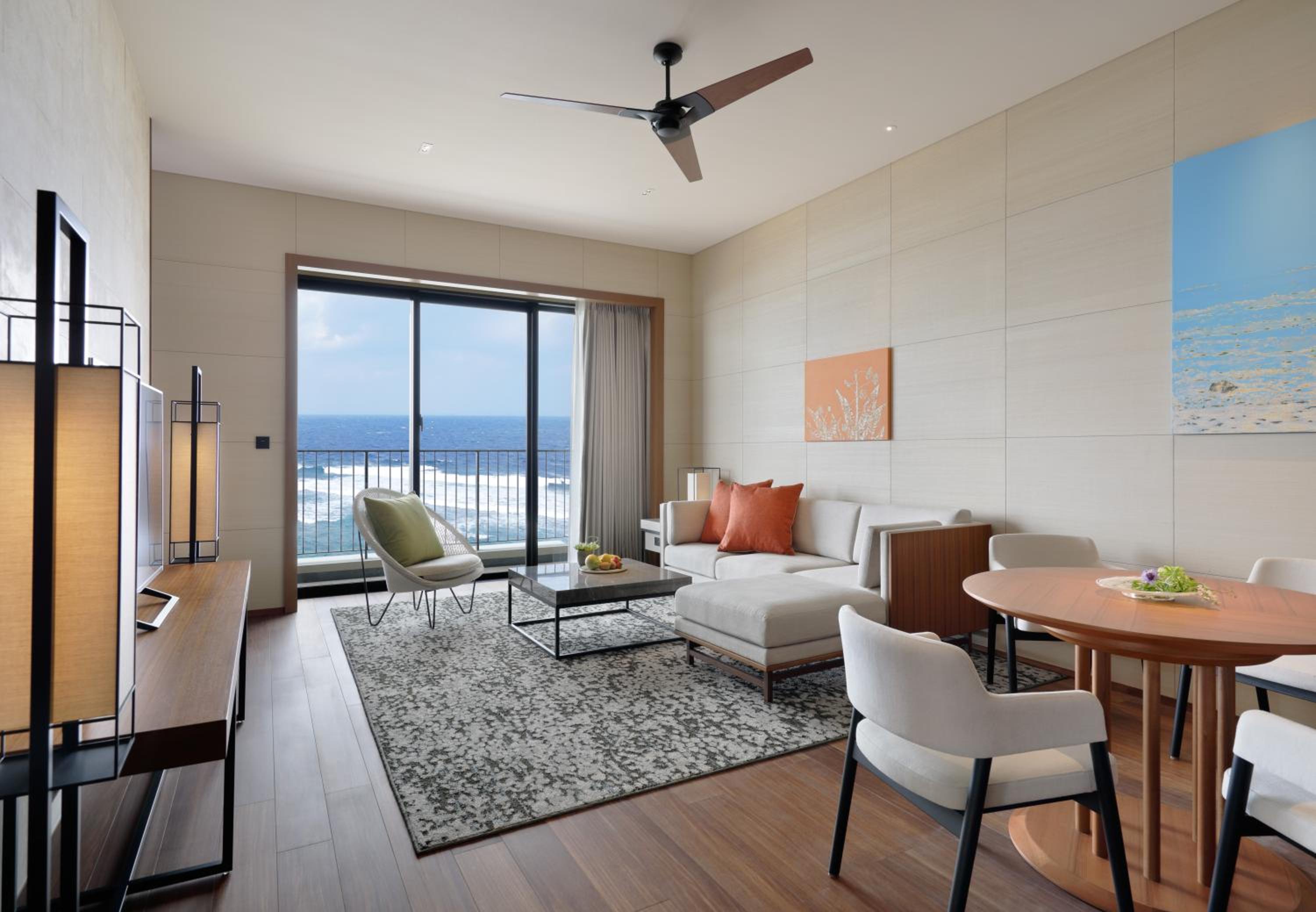 Corner Suite with Two Single Beds and Ocean View - Photo 1