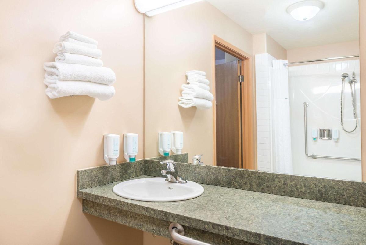 Queen Room - Disability Access - Non-Smoking