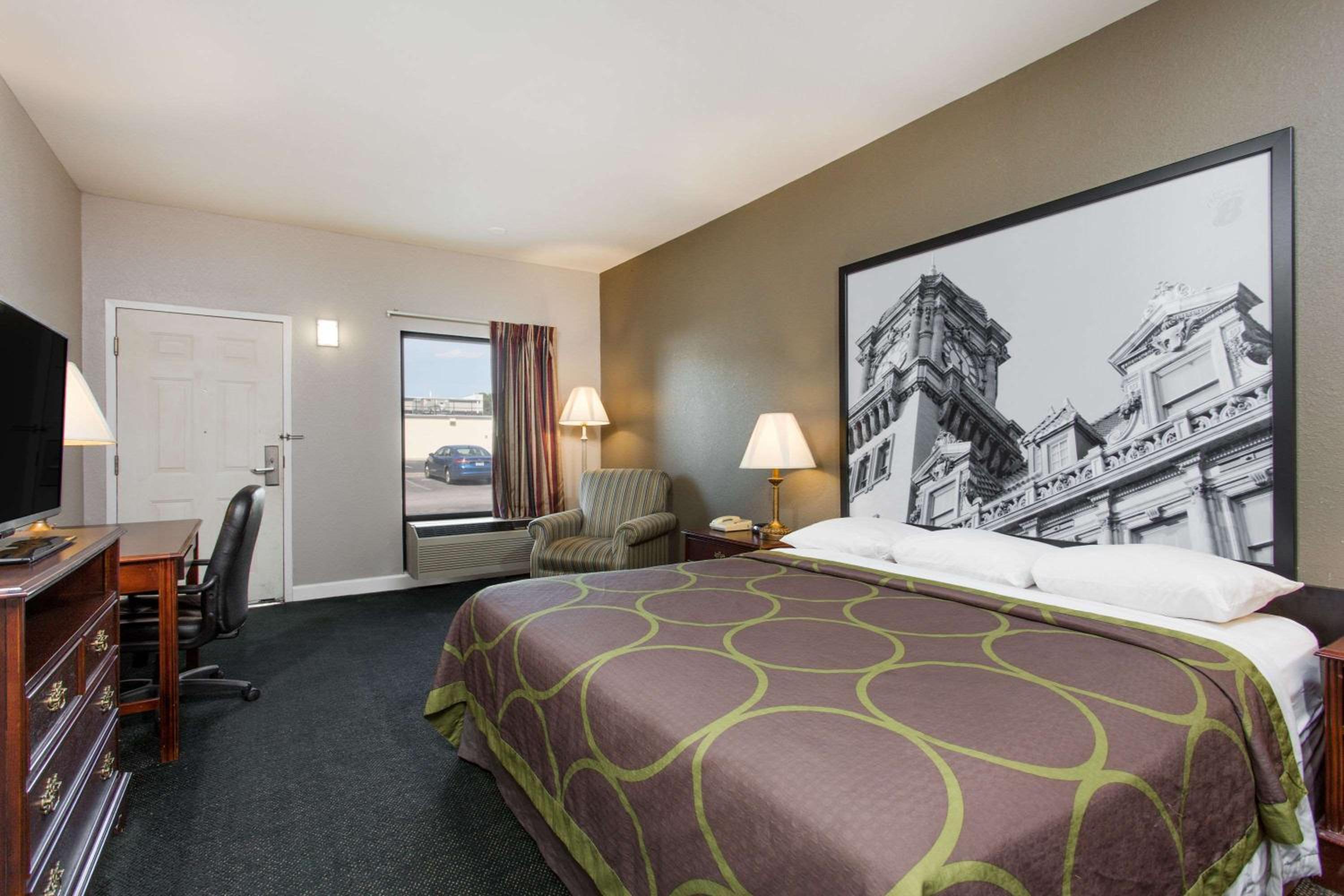 King Room - Non-Smoking - Photo 2