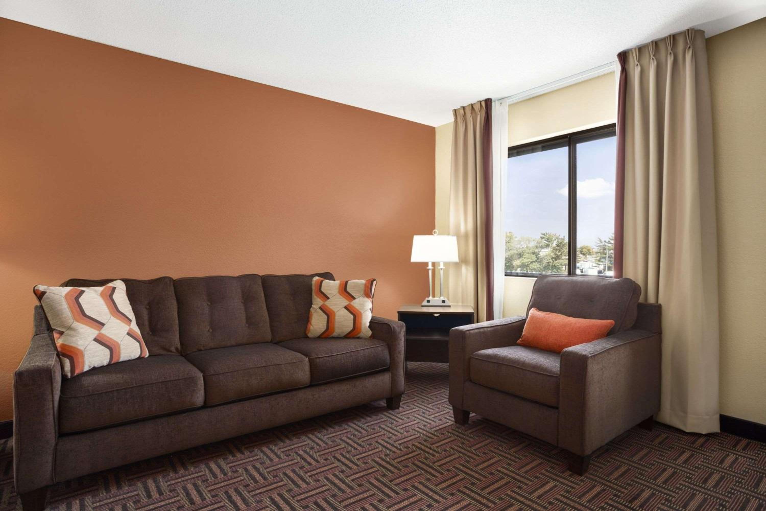 1 King Bed, Studio Suite, Non-Smoking - Photo 1